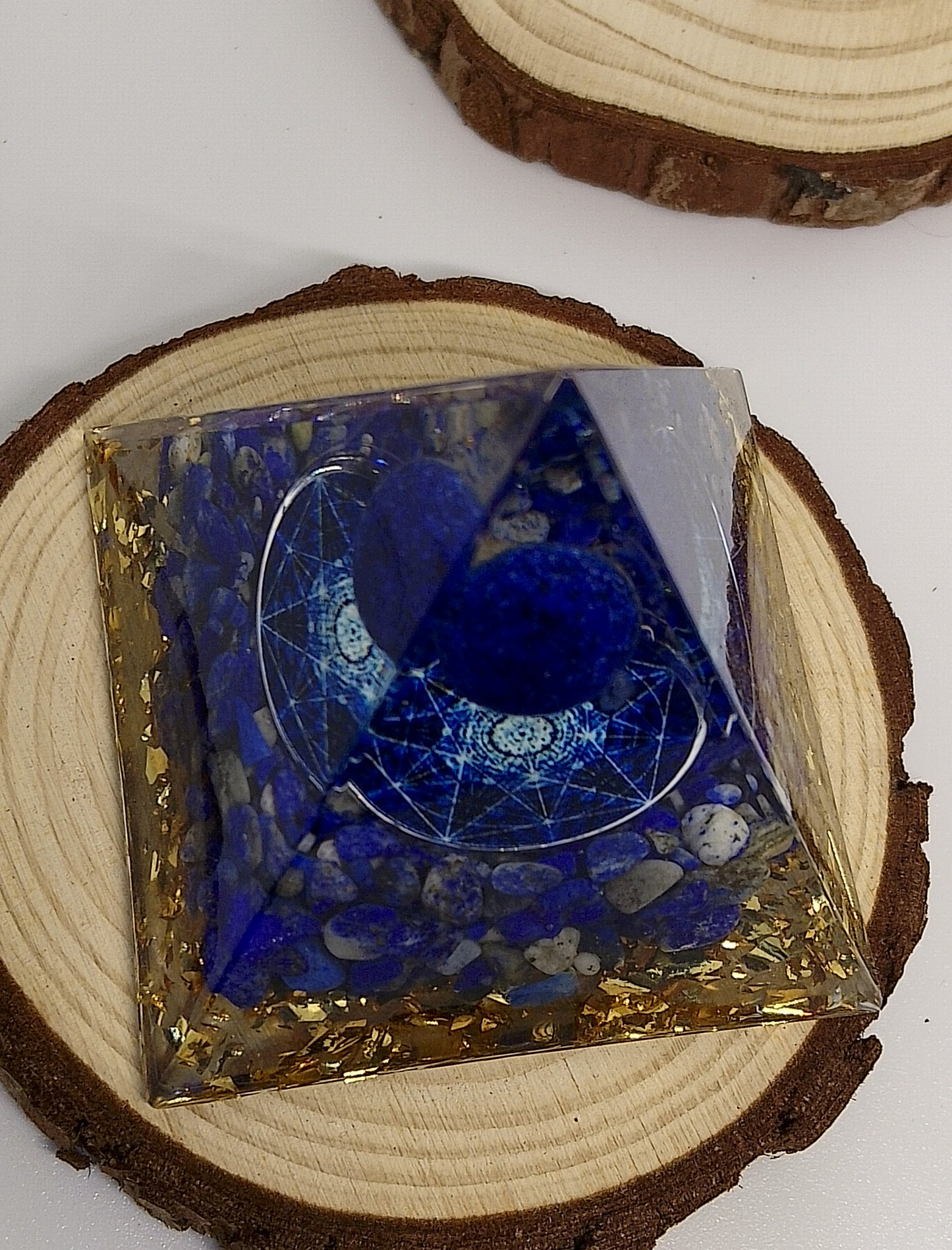 pyramide orgonite lapis lazuli