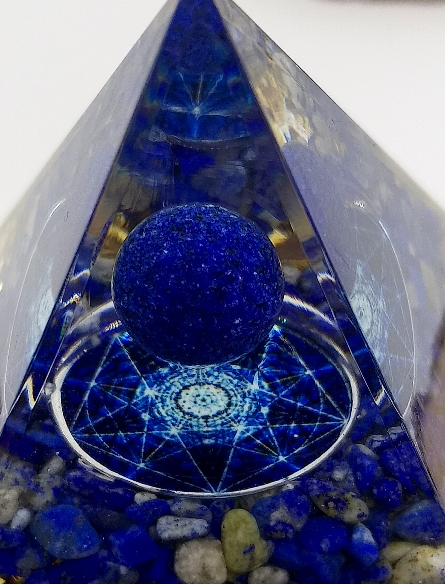 pyramide orgonite lapis lazuli