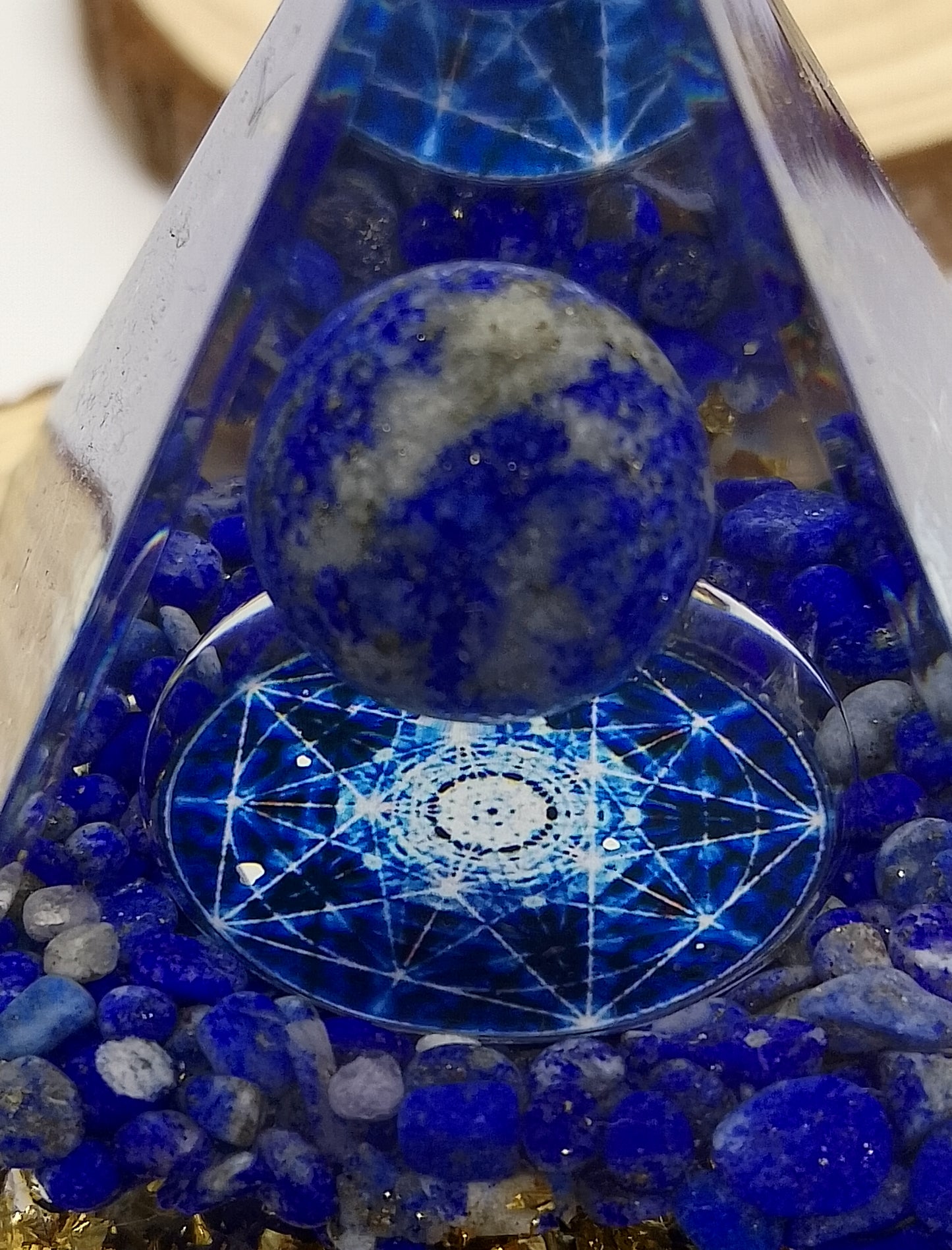 pyramide orgonite lapis lazuli