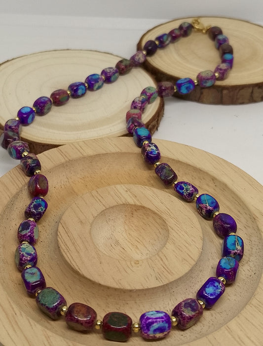 Collier en jaspe sédimentaire violet