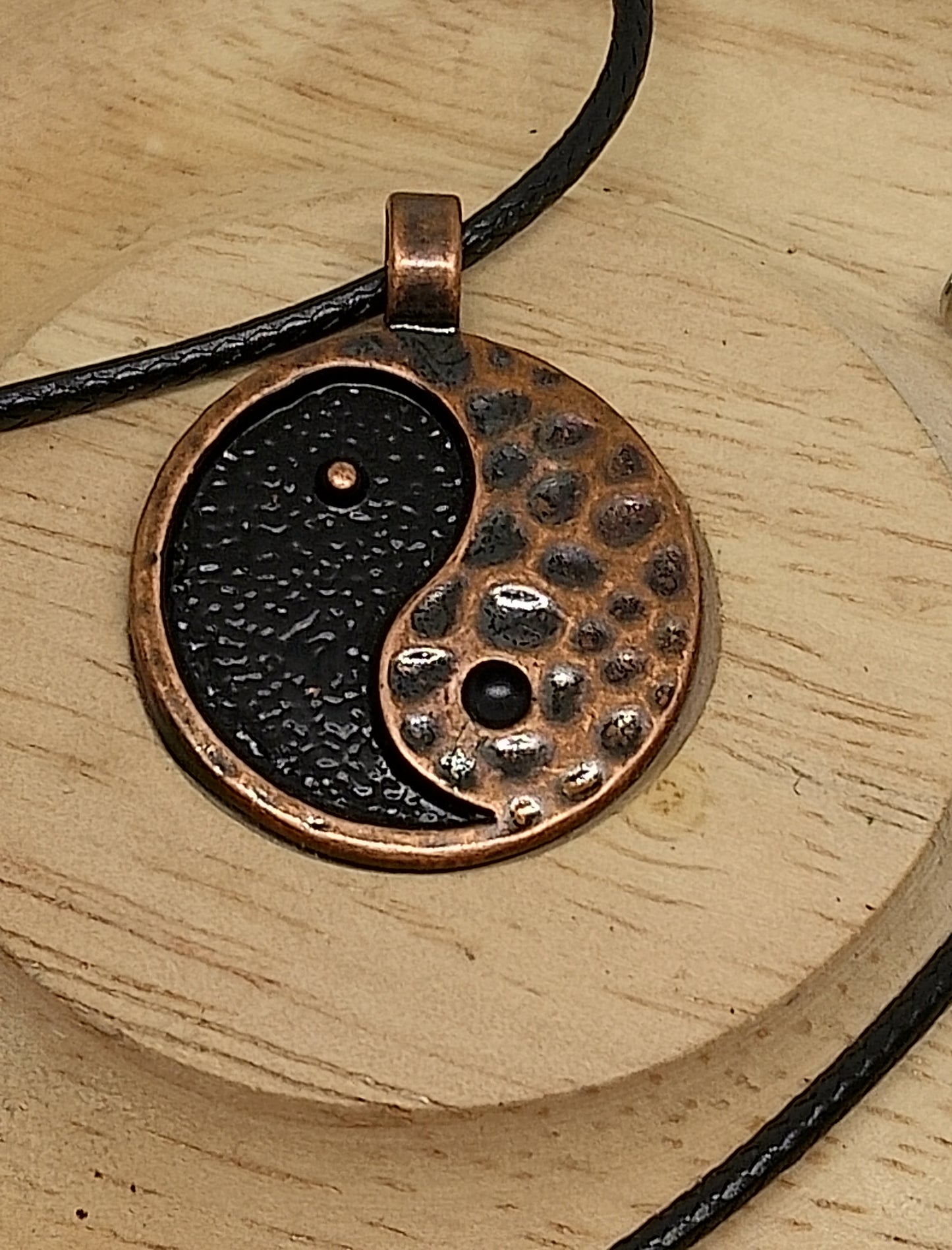 Collier ying yang en bronze