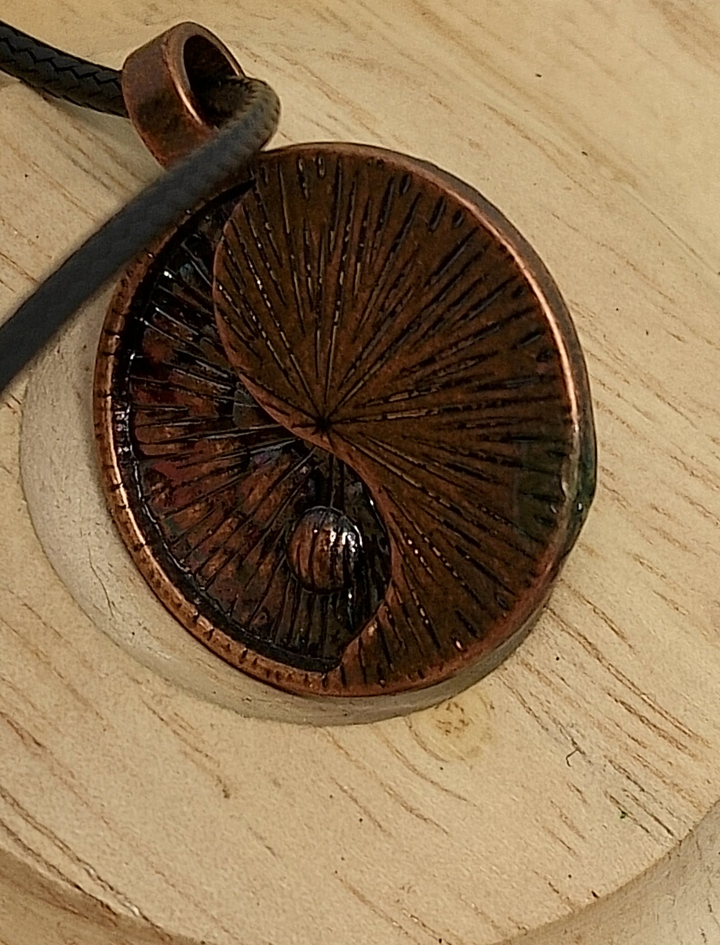 Collier ying yang en bronze