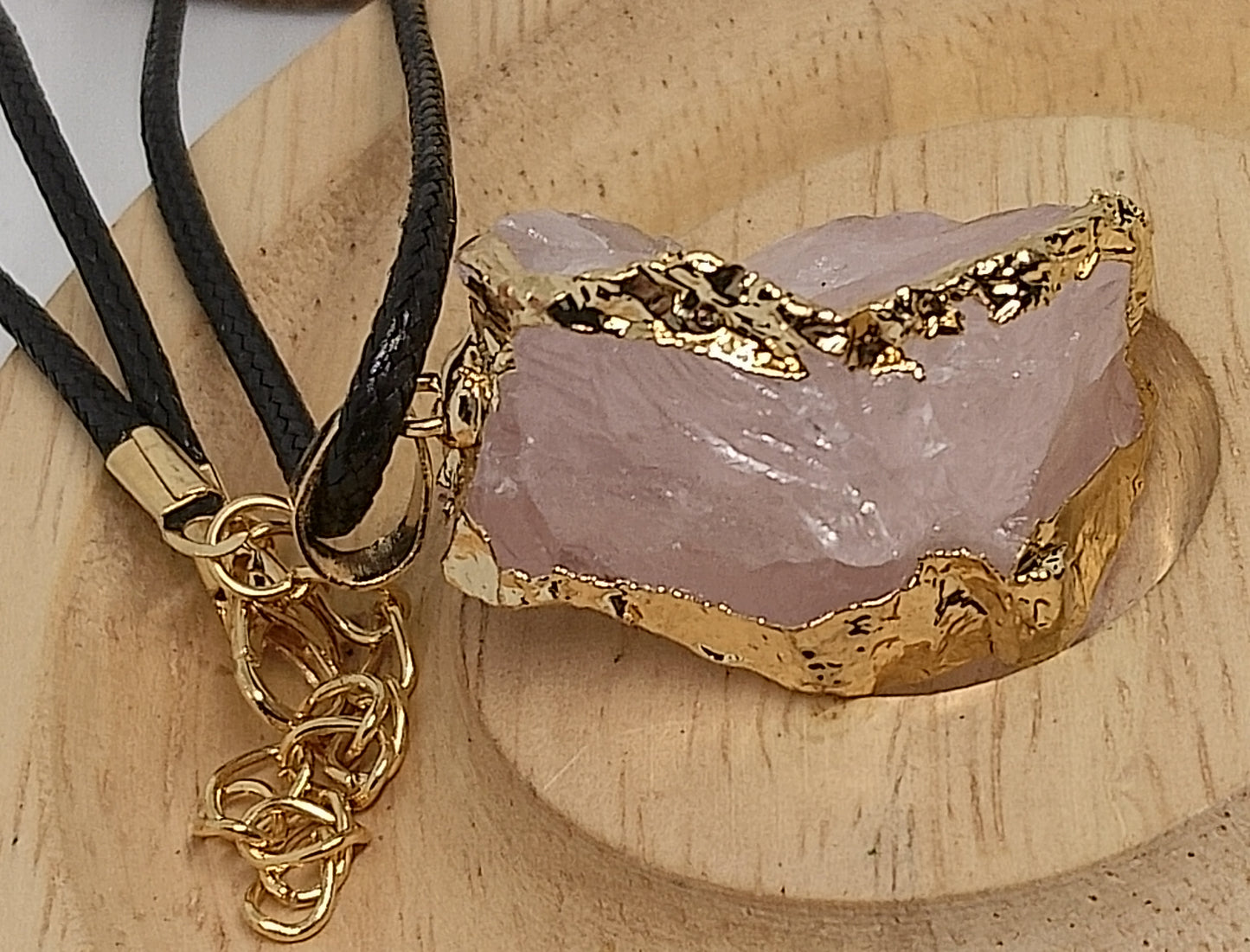 Collier en pierre brute de quartz rose avec dorure