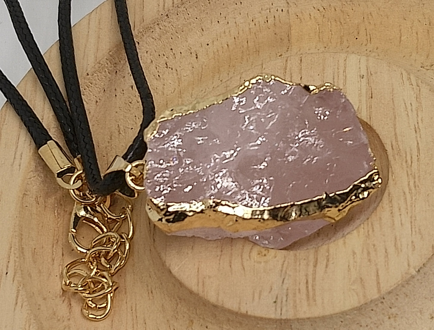 Collier en pierre brute de quartz rose avec dorure