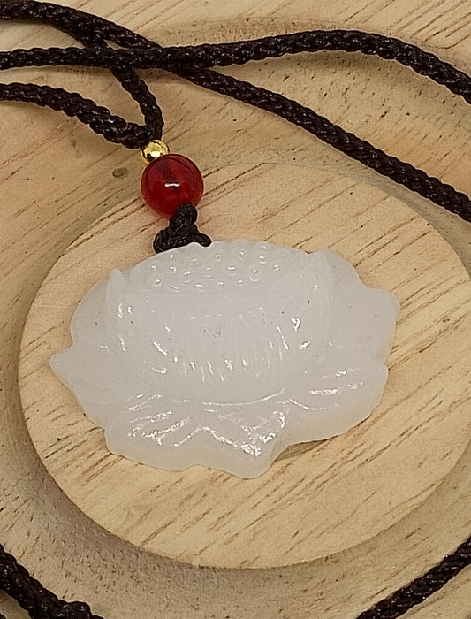 Collier fleur de lotus en Jade blanc