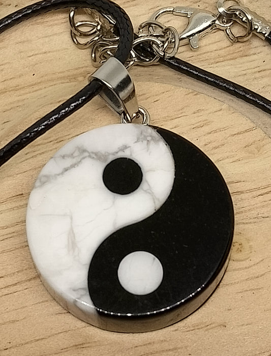 Collier ying yang en obsidienne et howlite blanche