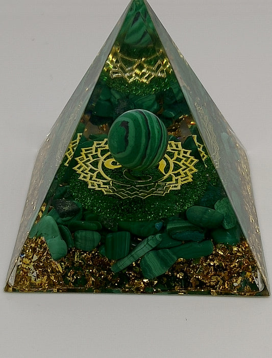 Pyramide orgonite malachite résinée OM tibétain