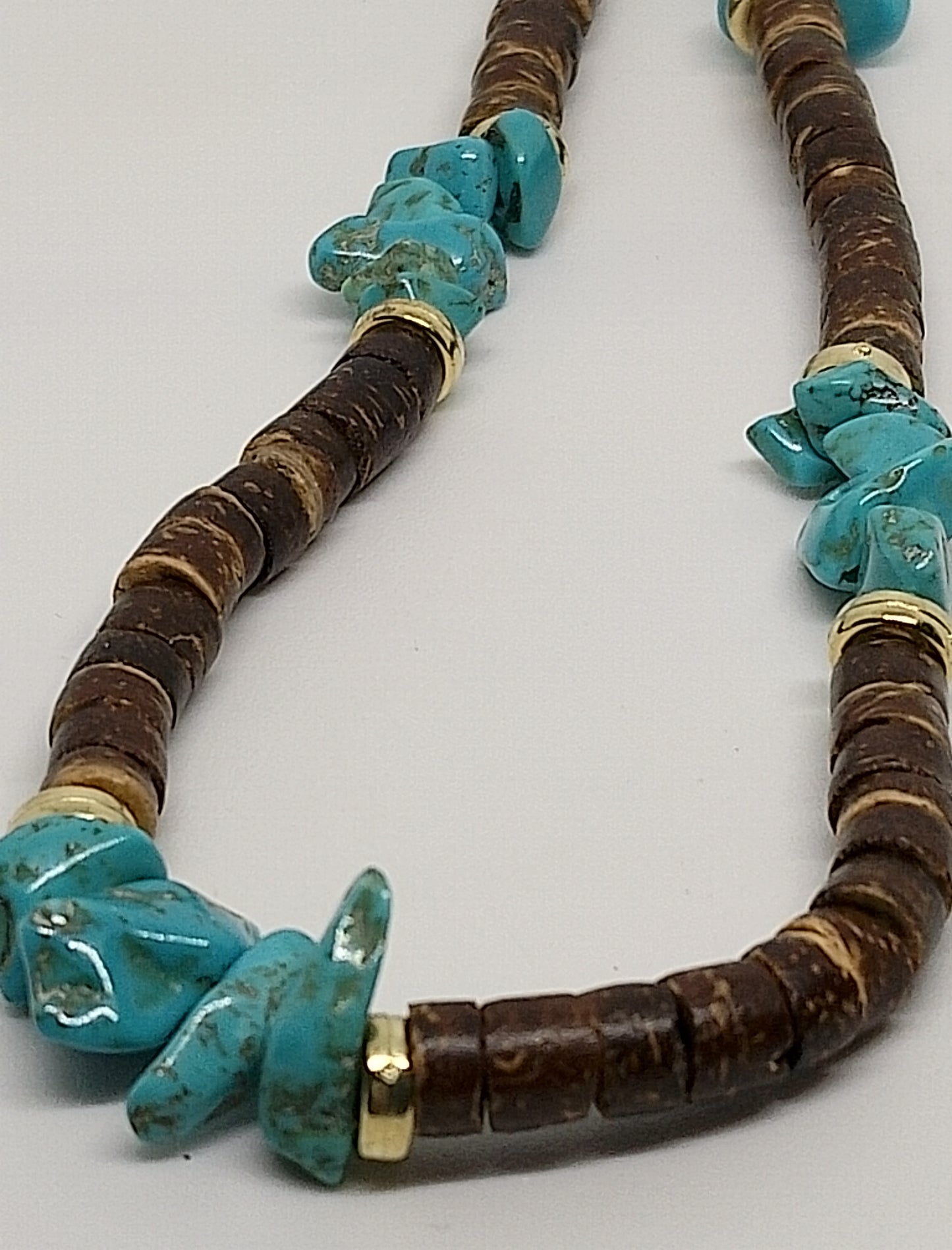 Collier ethnique en bois et chips de pierre de turquoise