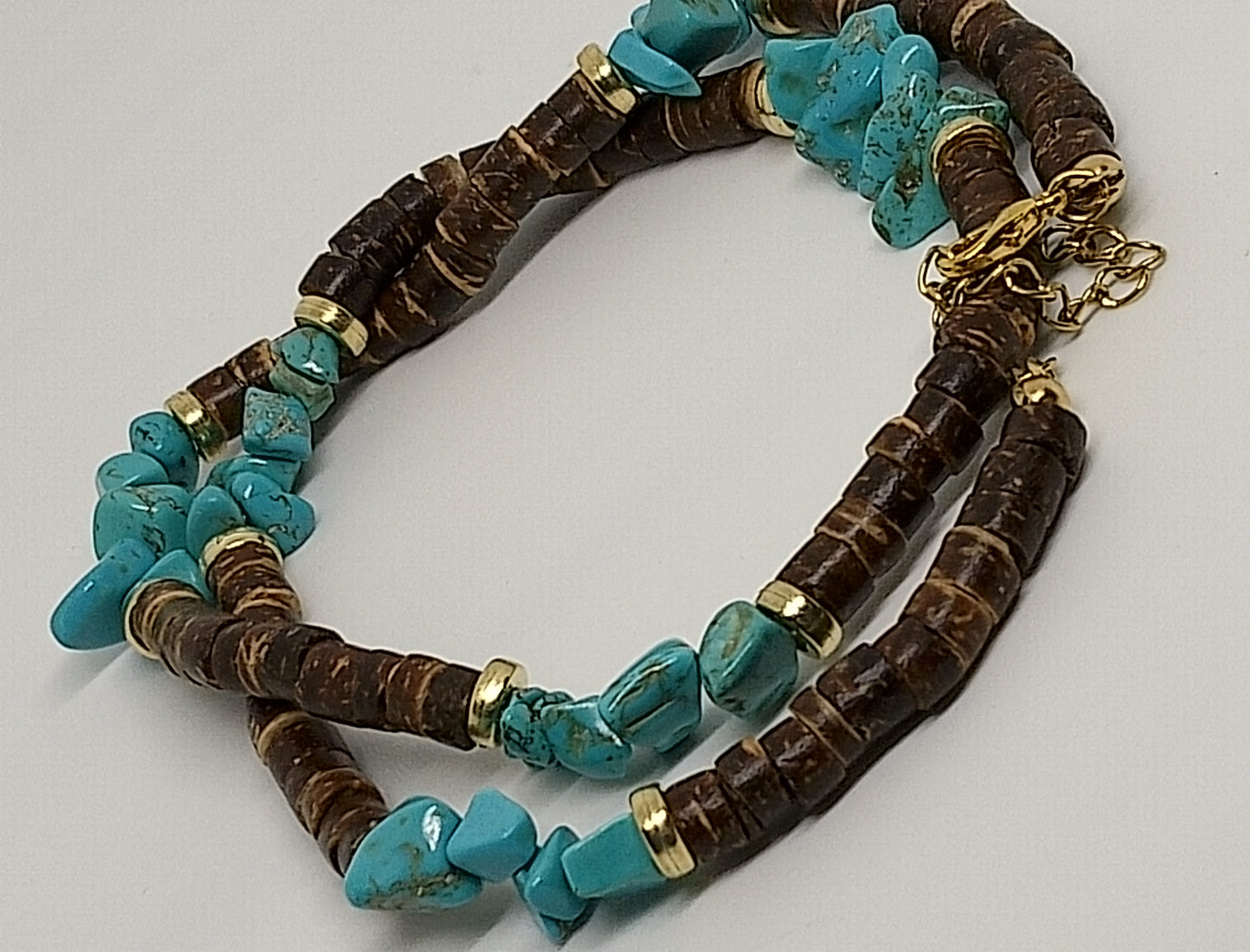 Collier ethnique en bois et chips de pierre de turquoise