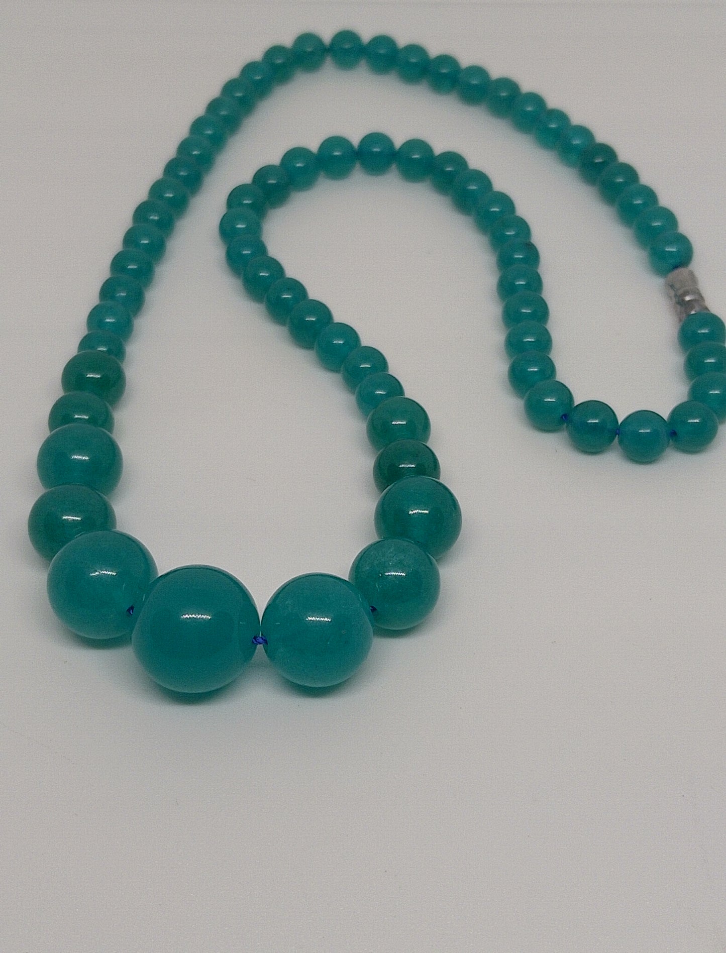 Collier en perles de verre coloré bleu-vert