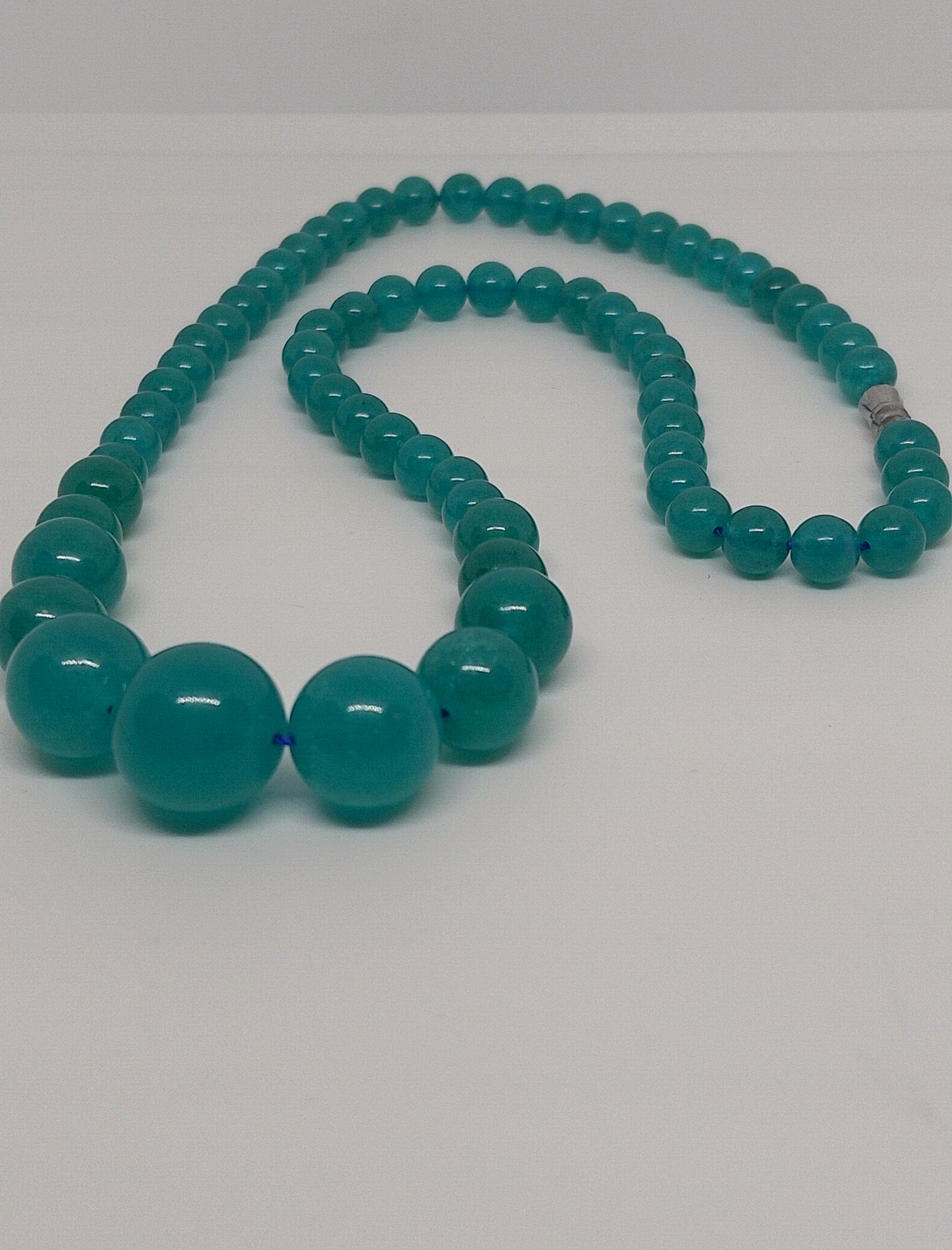 Collier en perles de verre coloré bleu-vert