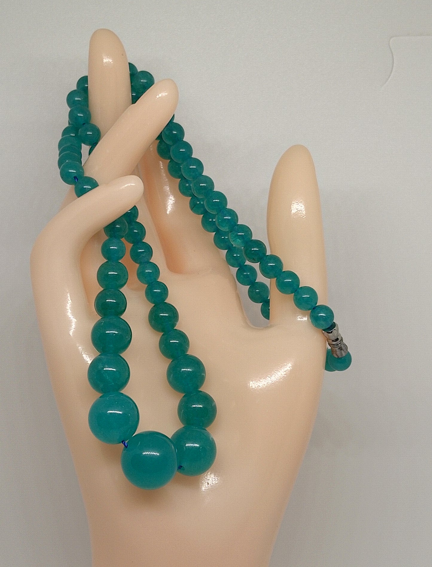 Collier en perles de verre coloré bleu-vert