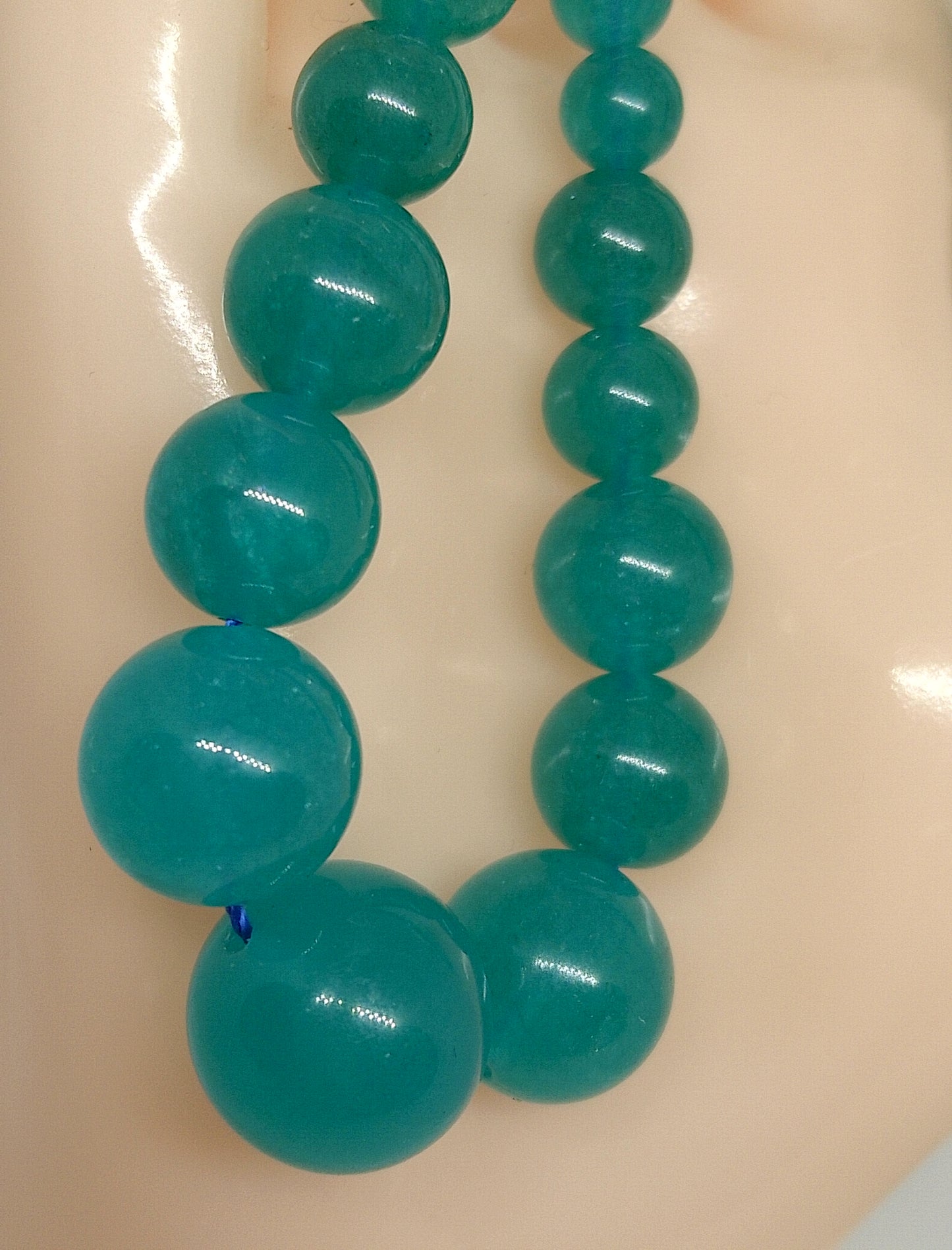 Collier en perles de verre coloré bleu-vert