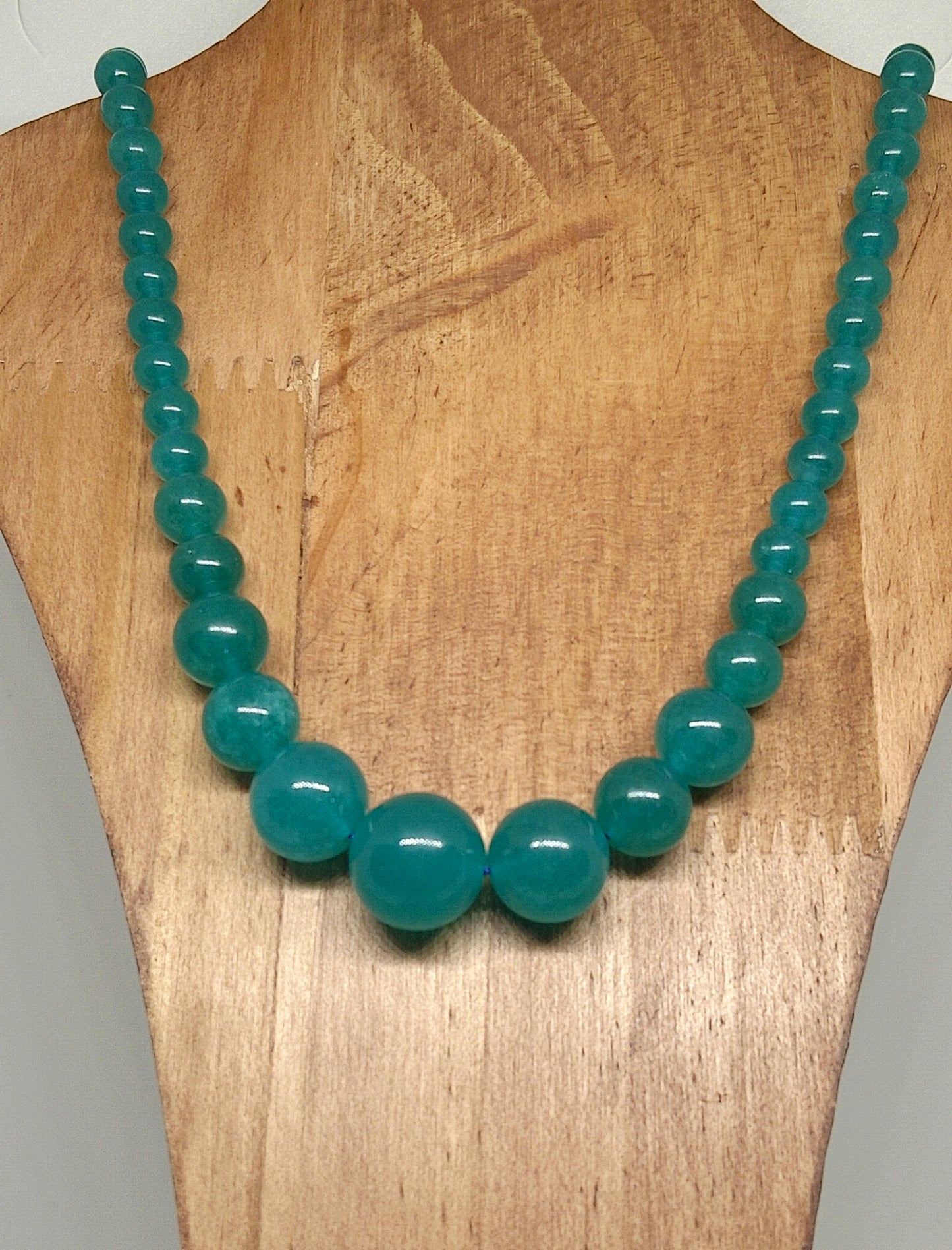Collier en perles de verre coloré bleu-vert