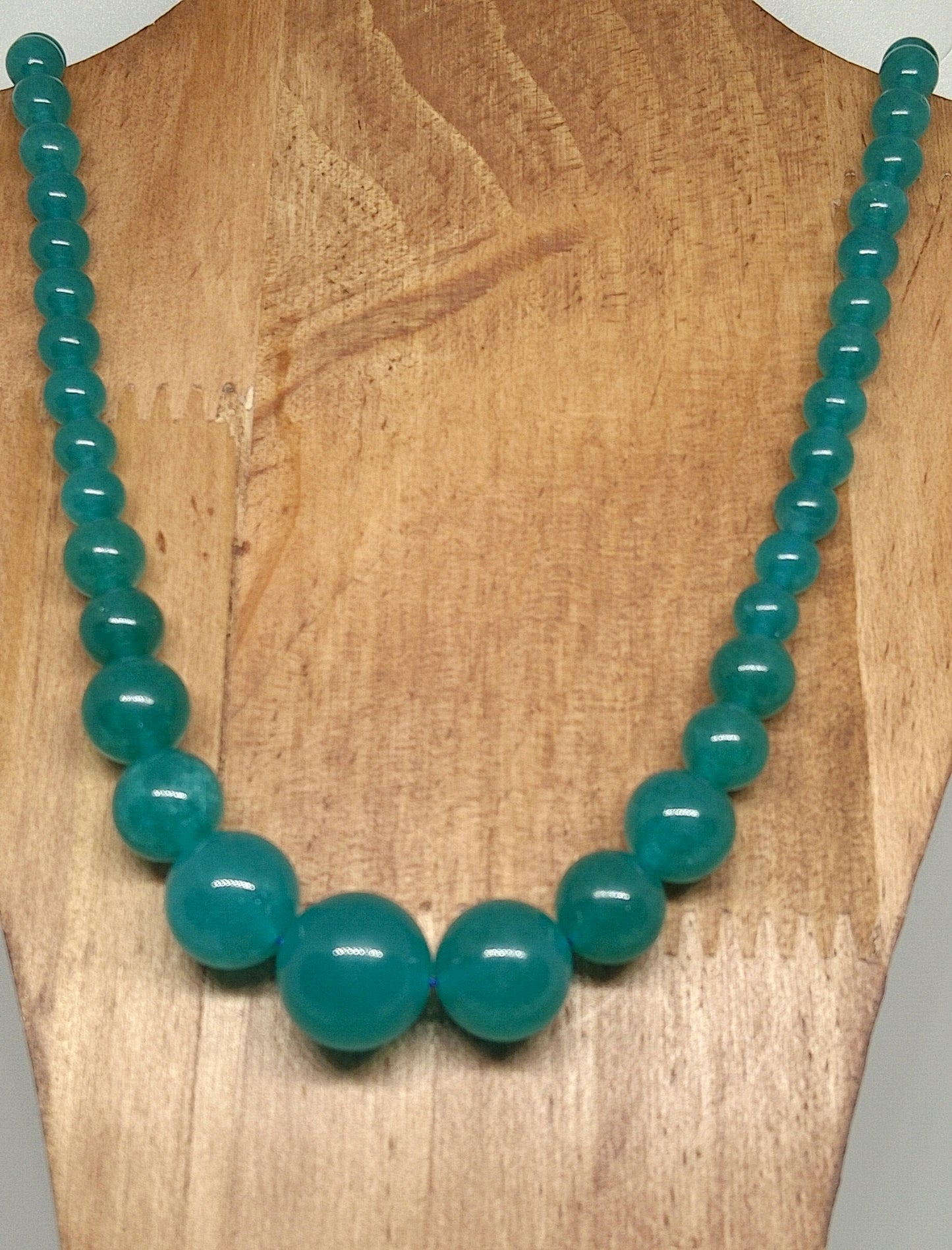 Collier en perles de verre coloré bleu-vert