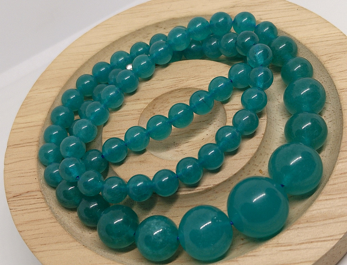 Collier en perles de verre coloré bleu-vert