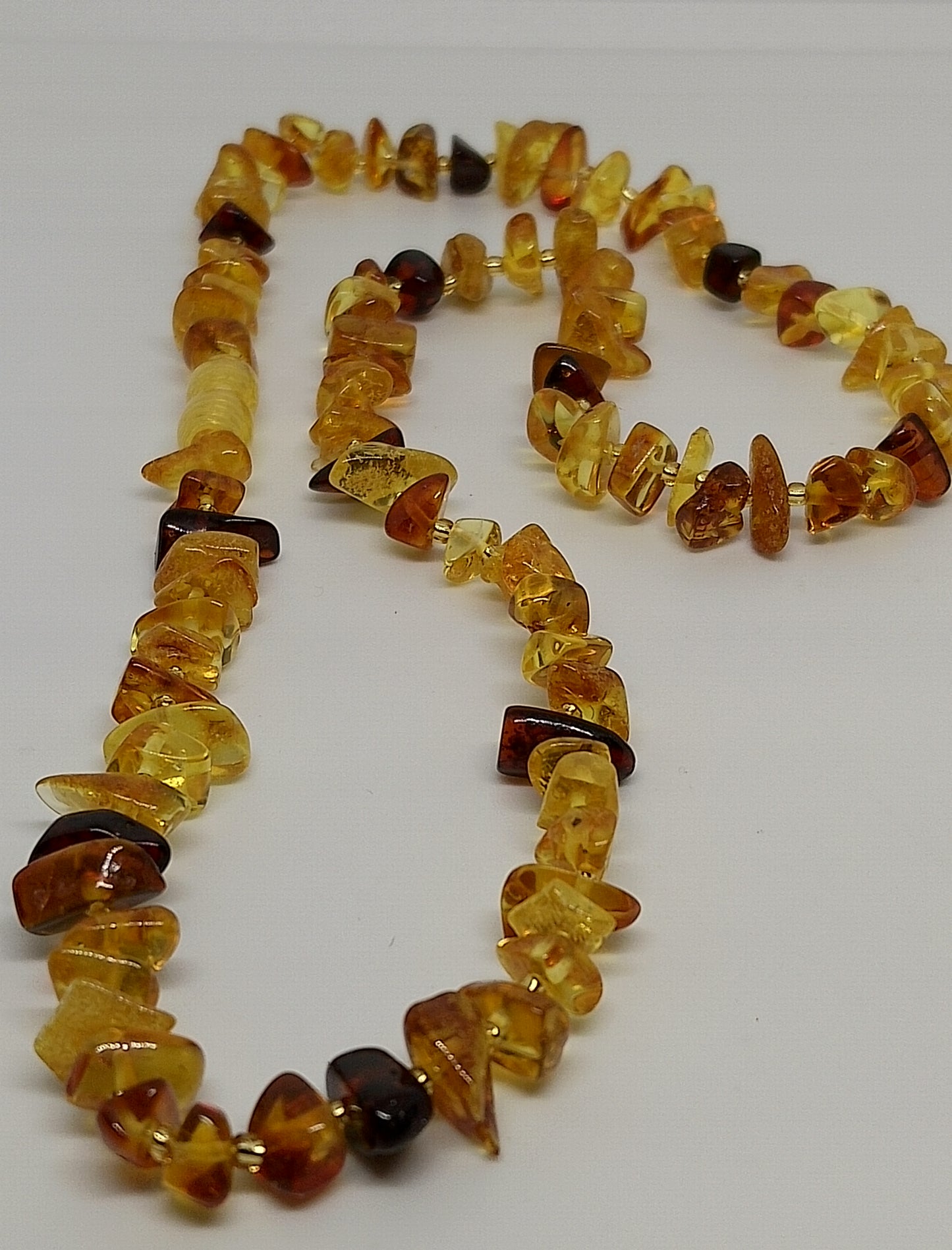 Collier en chips de résine d'ambre