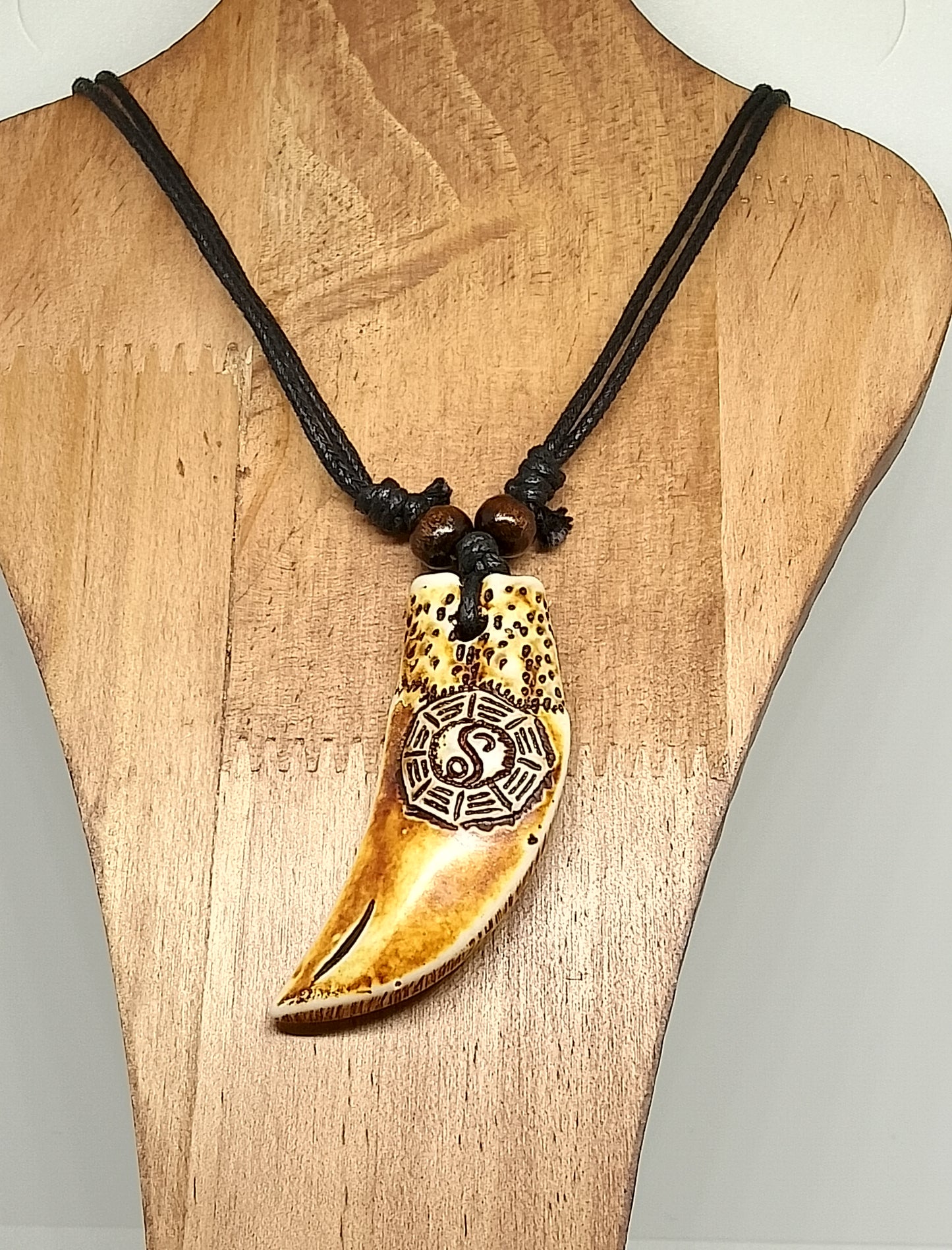 colliers ethniques en résine