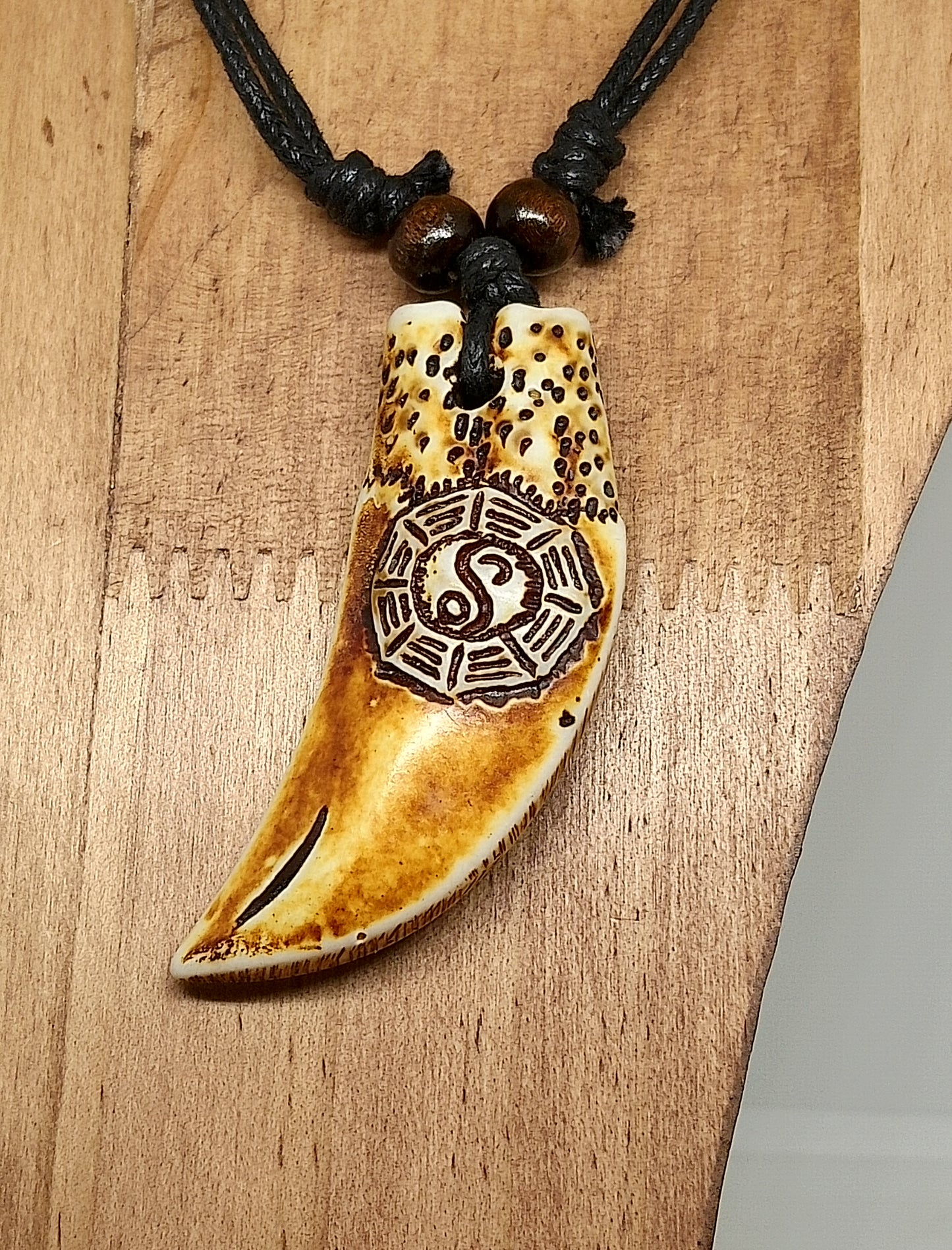 colliers ethniques en résine