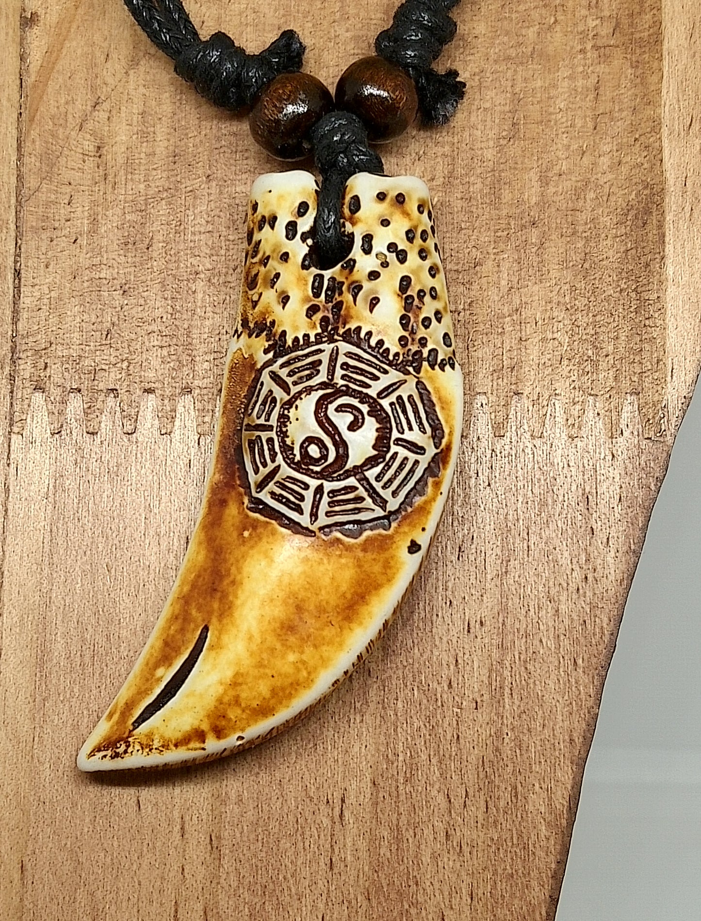 colliers ethniques en résine