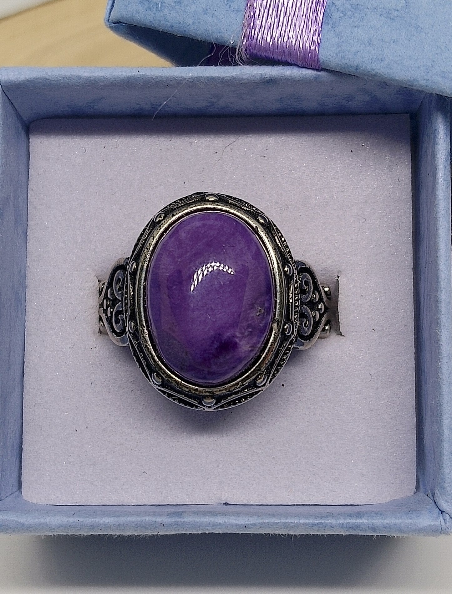 Bague en pierre de charoite