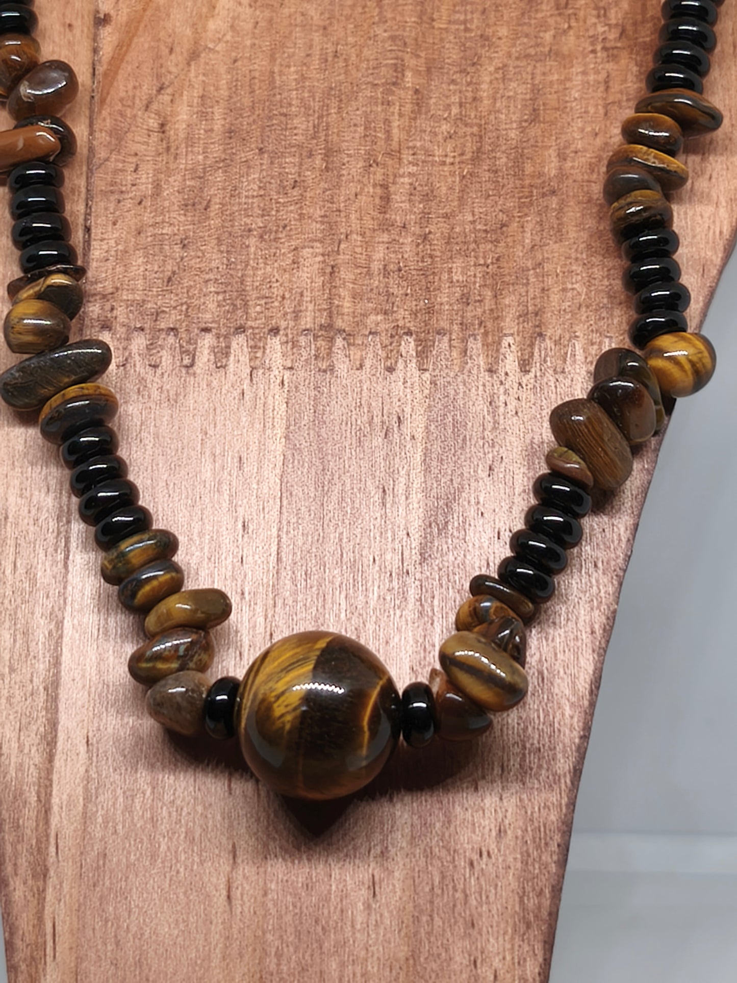 Collier en Perles d'onyx noire et chips de pierre d'oeil de tigre 6mm