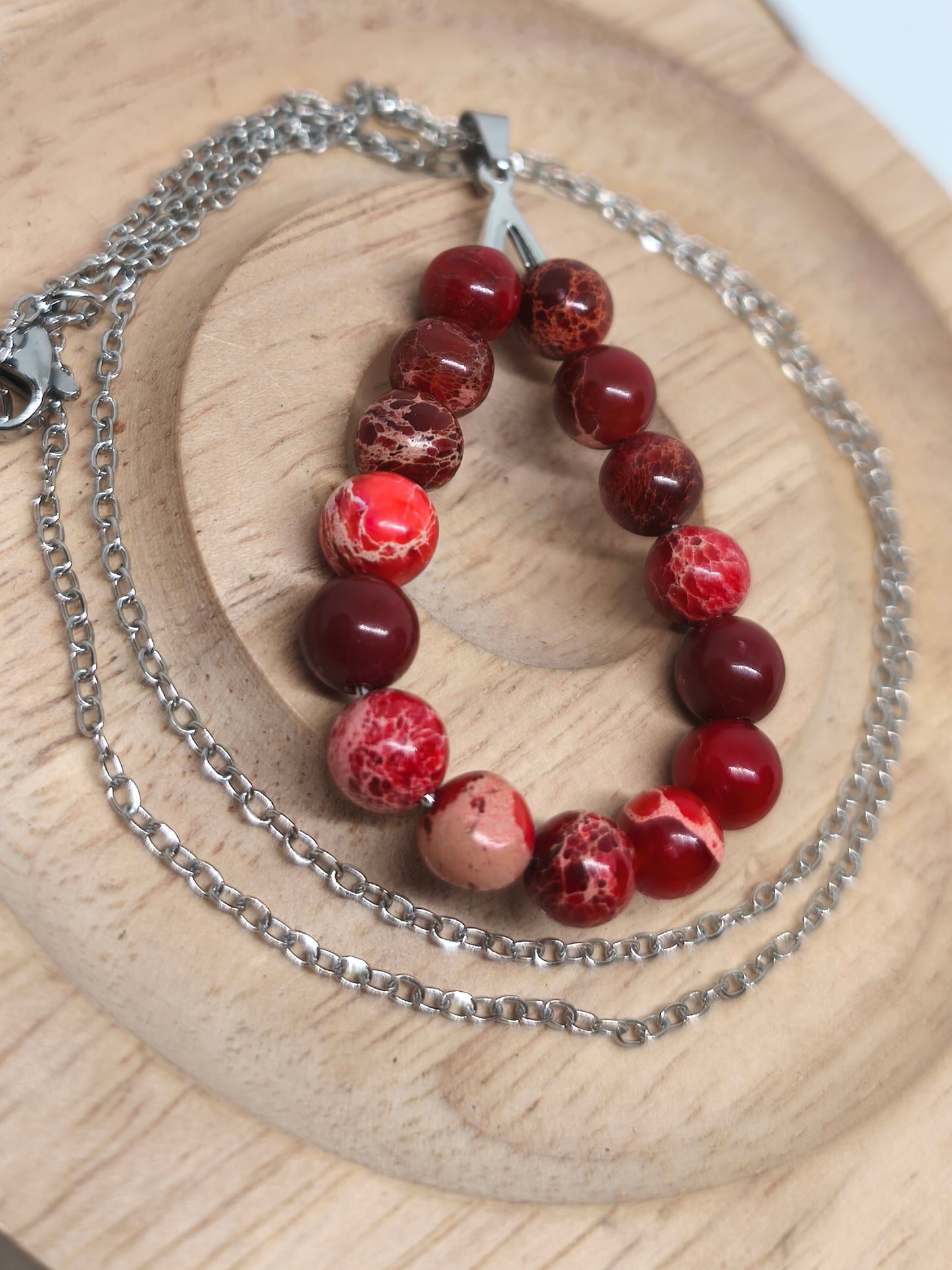Collier en jaspe impérial rouge