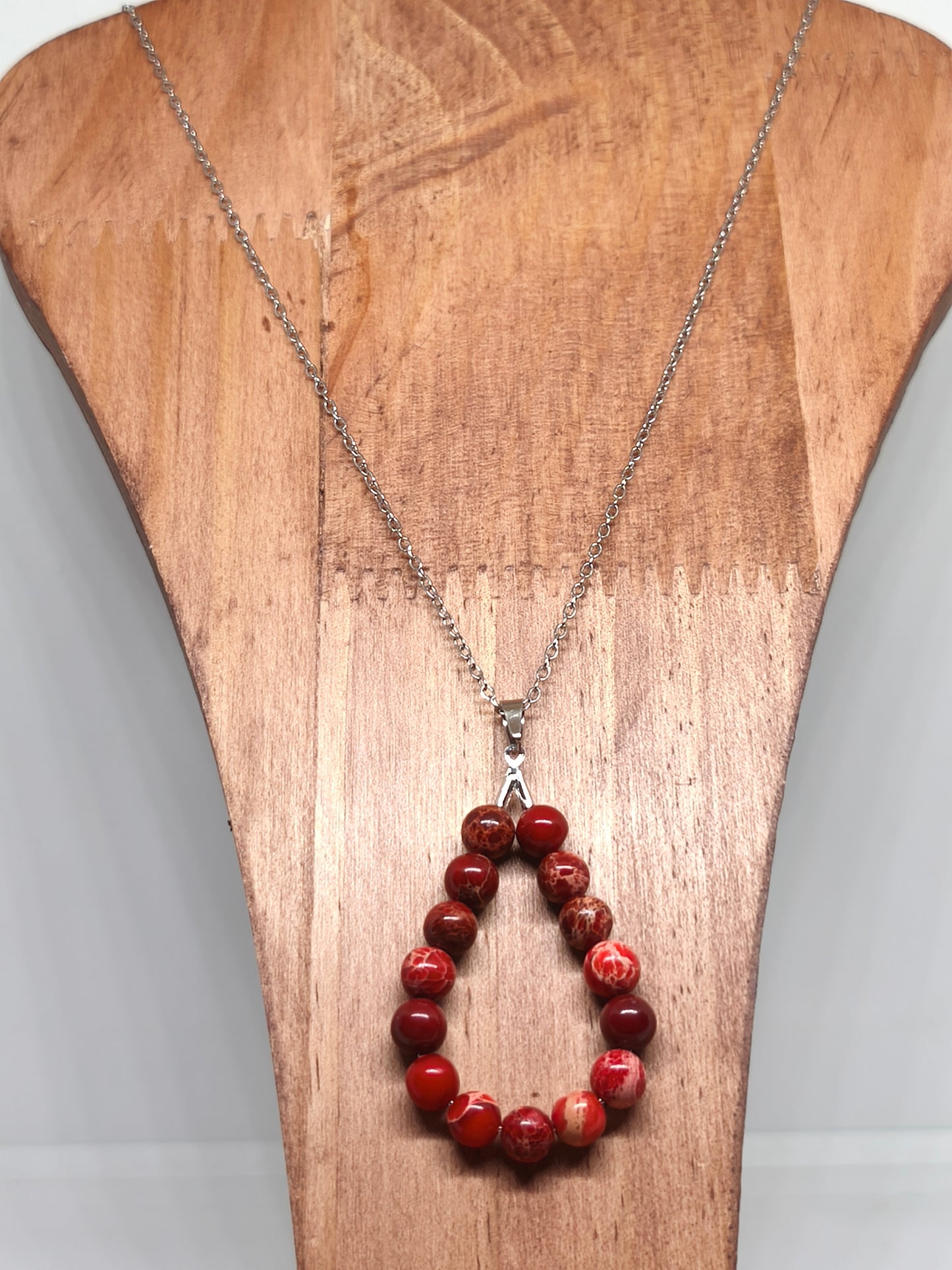 Collier en jaspe impérial rouge