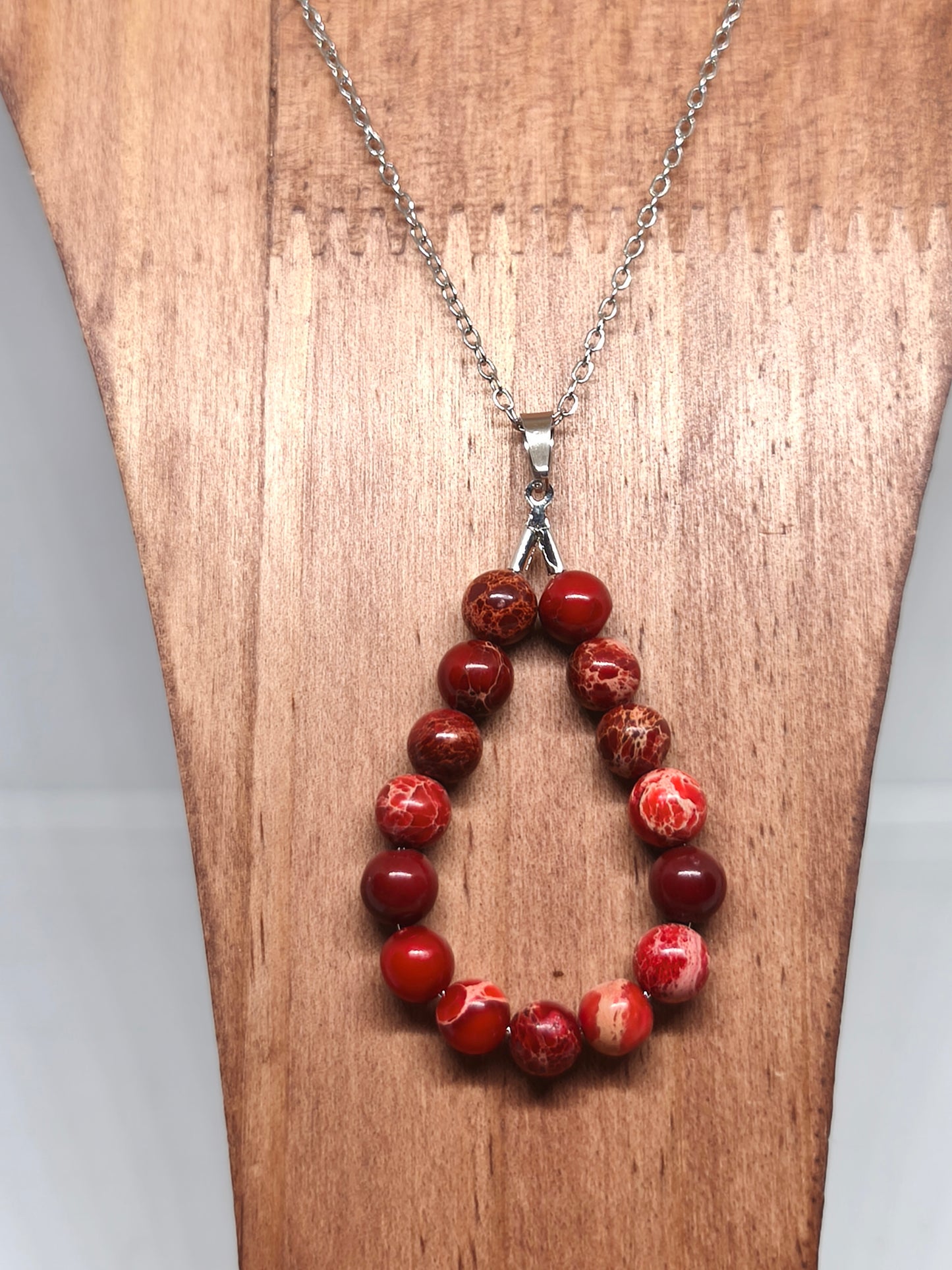 Collier en jaspe impérial rouge