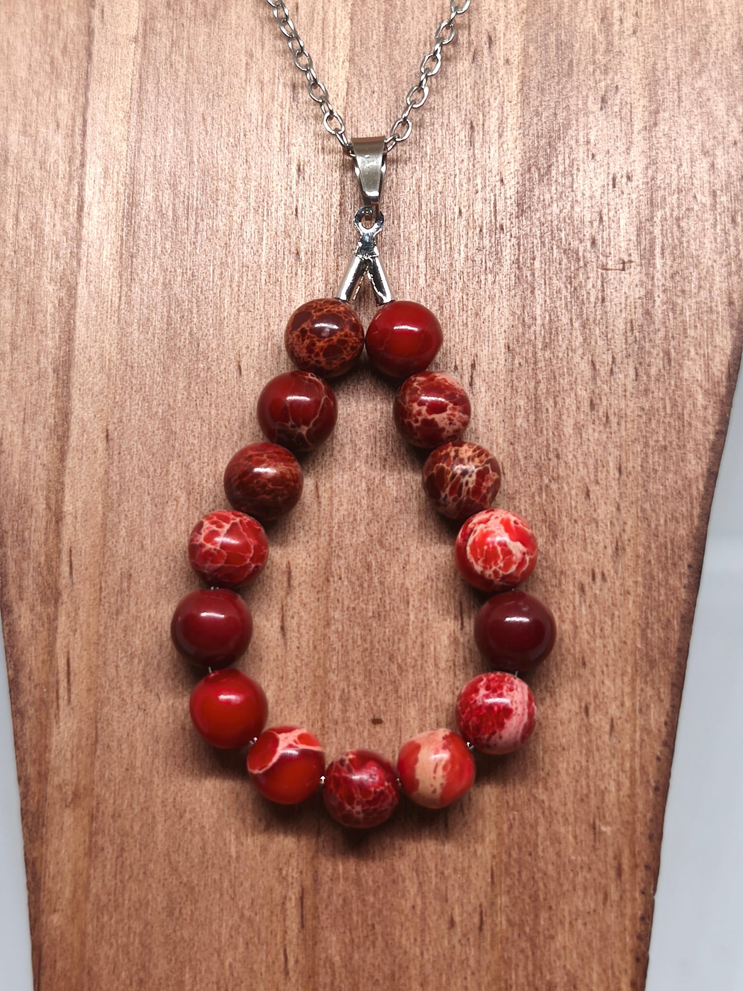 Collier en jaspe impérial rouge