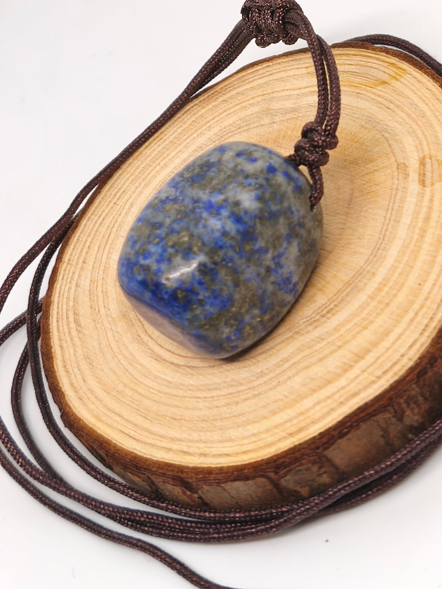 Collier en pierre polie de lapis lazuli.