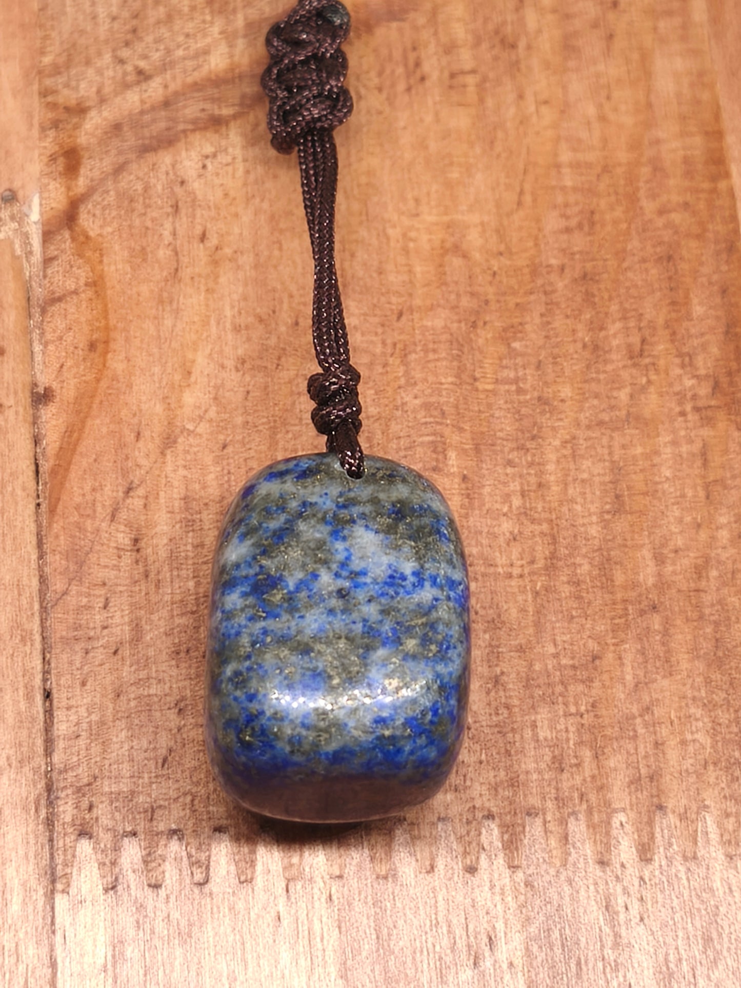 Collier en pierre polie de lapis lazuli.