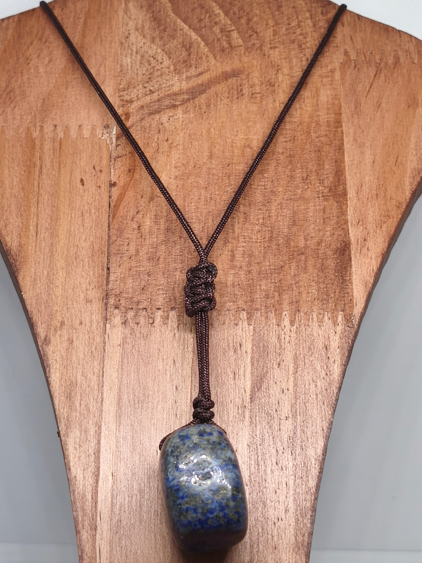 Collier en pierre polie de lapis lazuli.