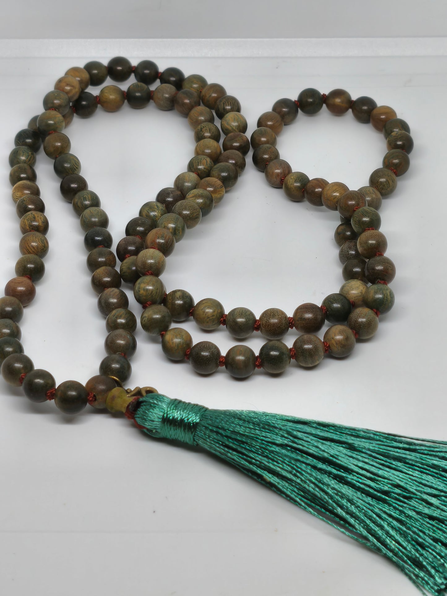 Collier Mala en bois de santal coloré 8mm