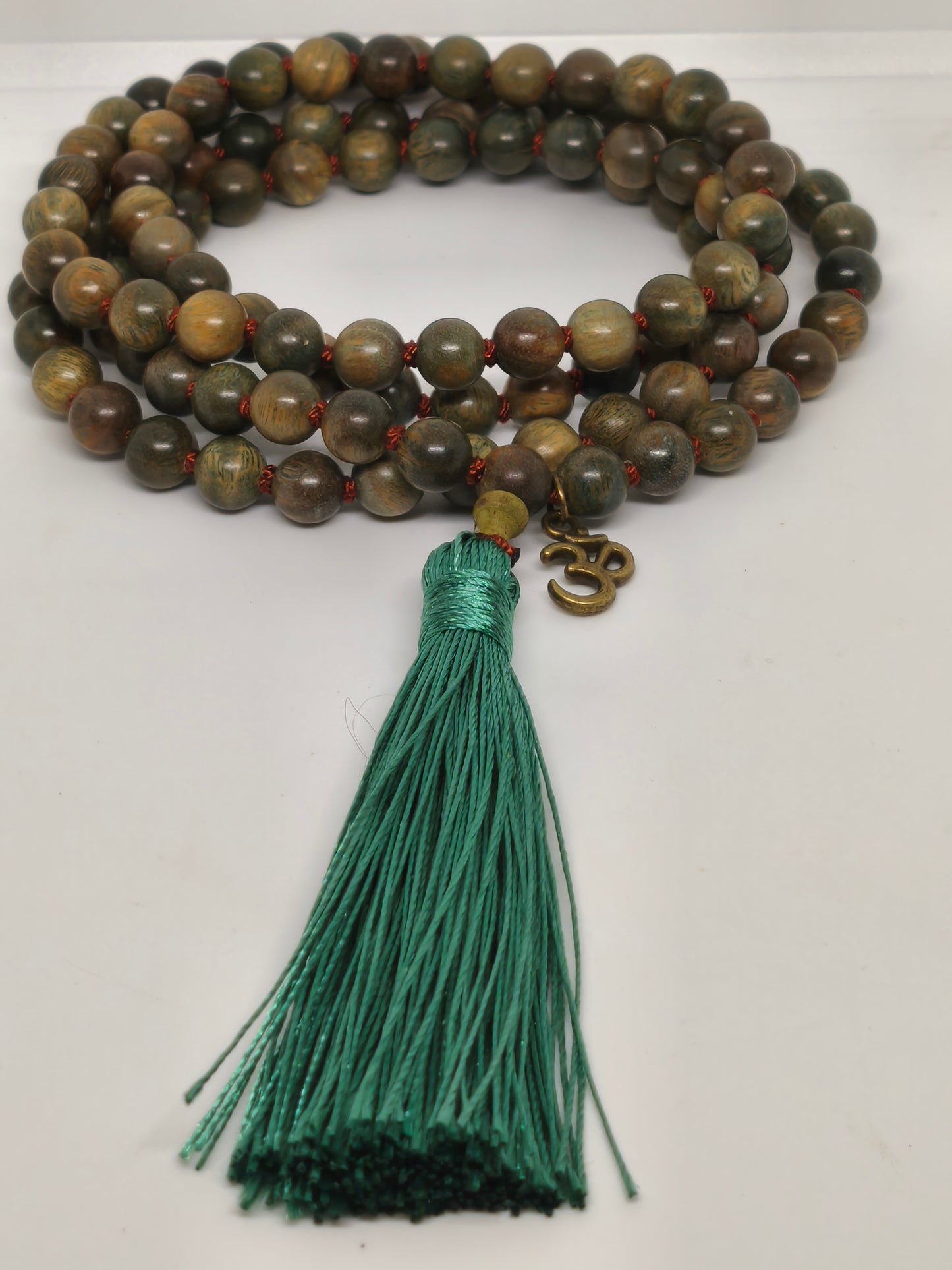 Collier Mala en bois de santal coloré 8mm
