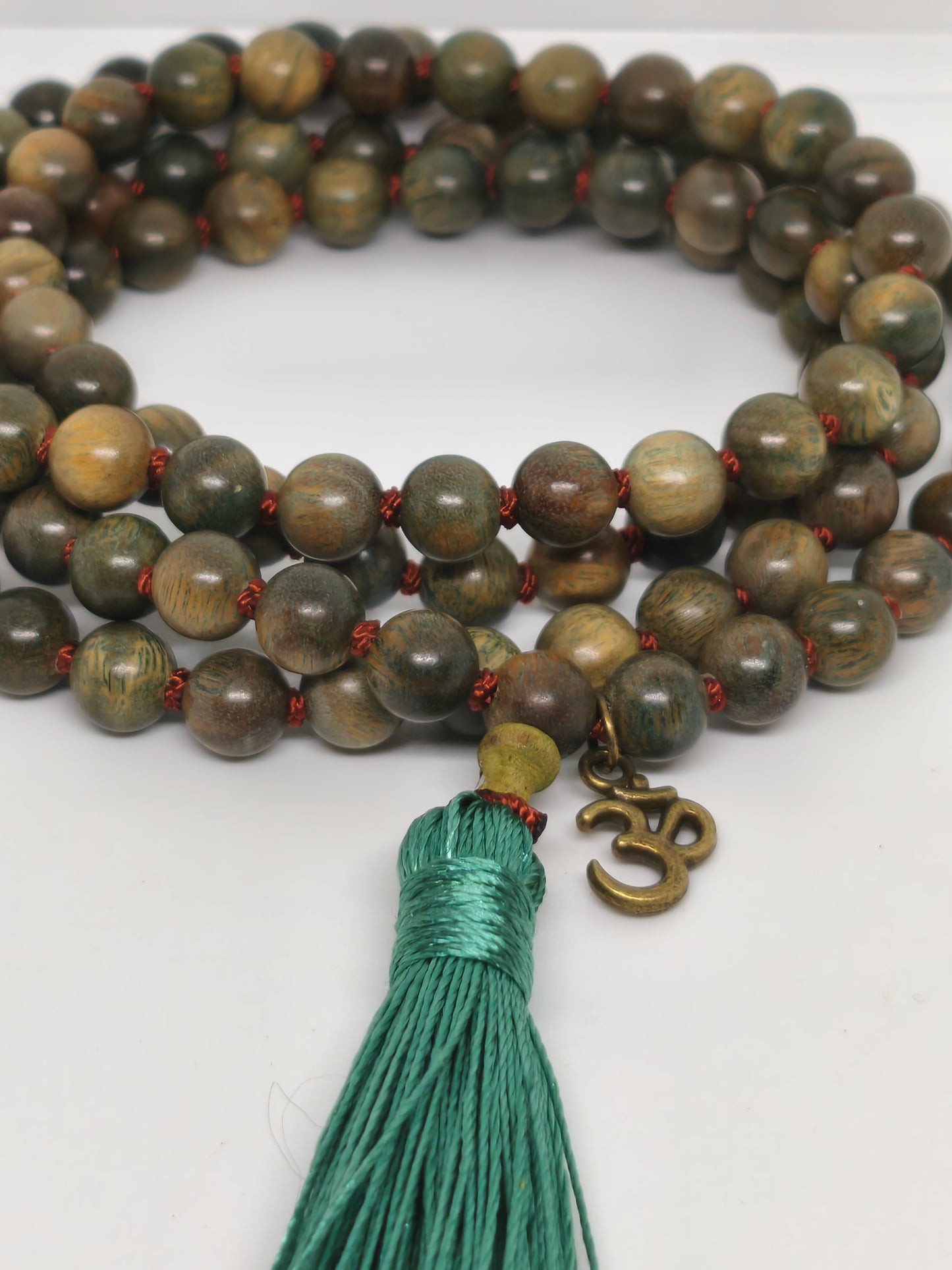 Collier Mala en bois de santal coloré 8mm