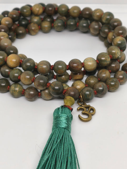 Collier Mala en bois de santal coloré 8mm