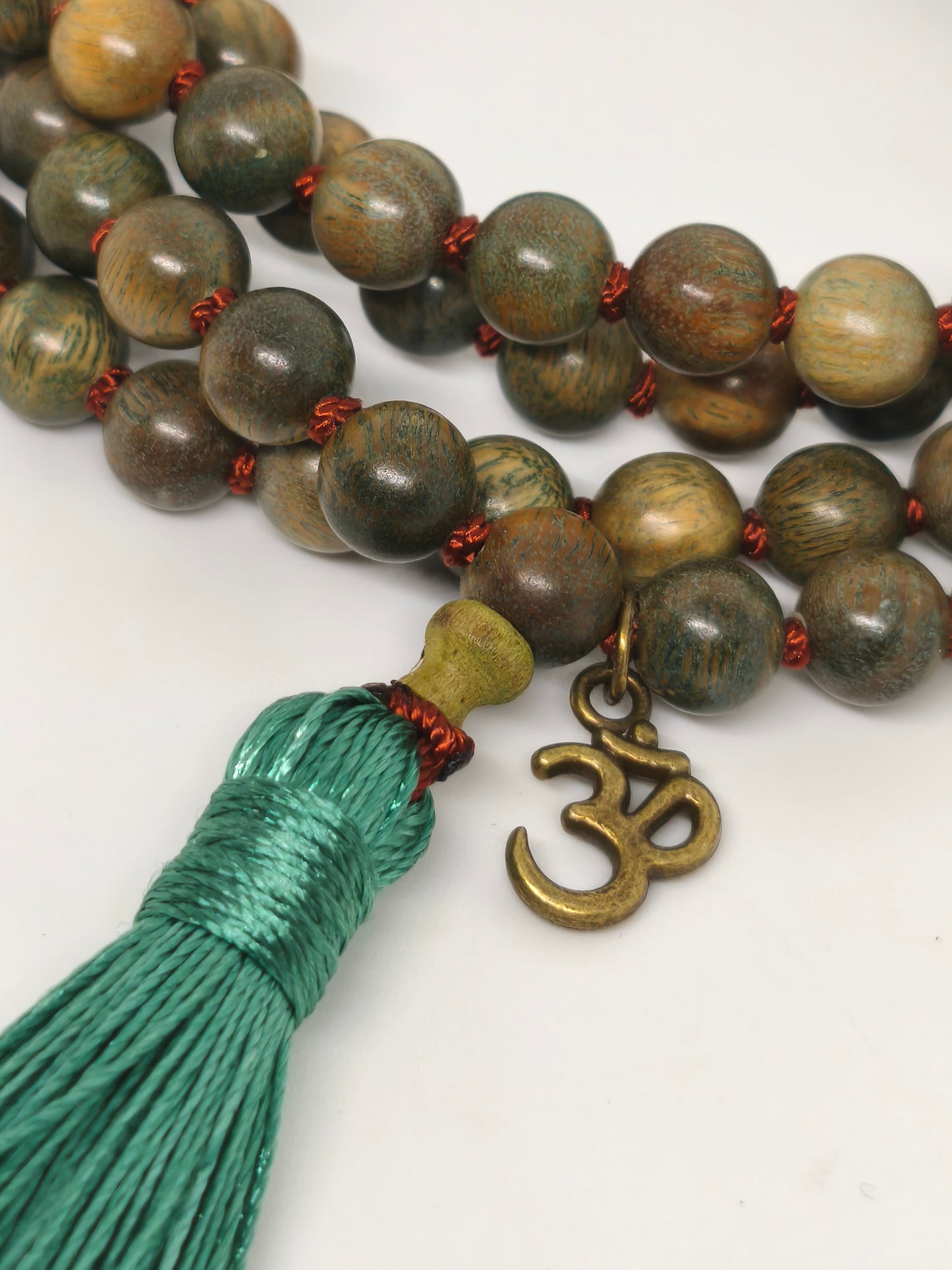 Collier Mala en bois de santal coloré 8mm
