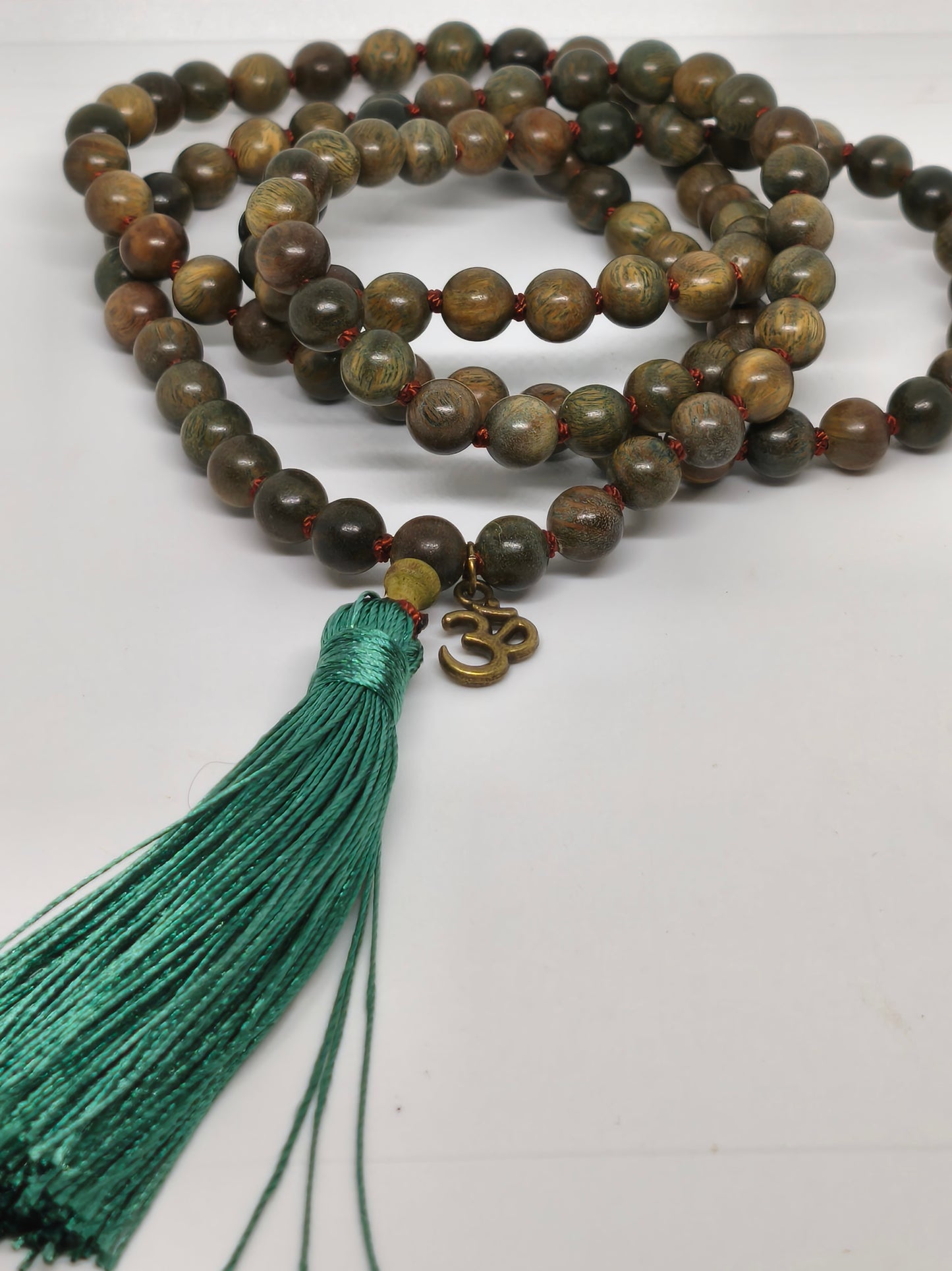 Collier Mala en bois de santal coloré 8mm