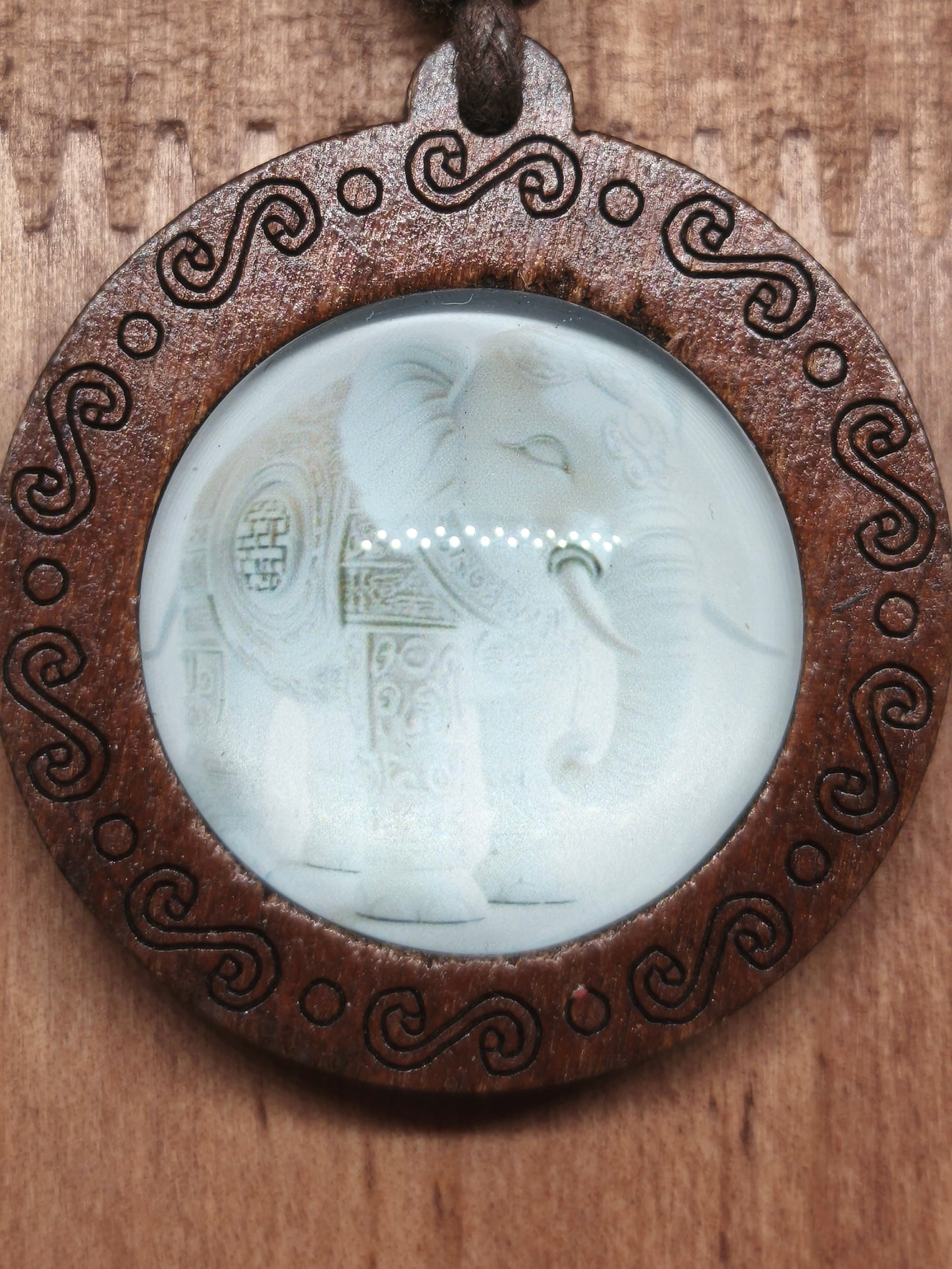 Collier éléphant en bois