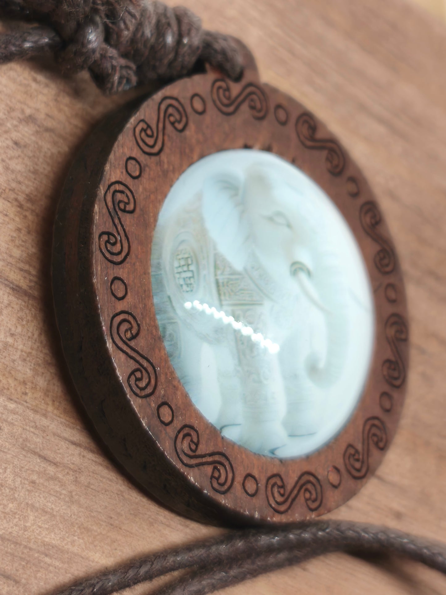 Collier éléphant en bois