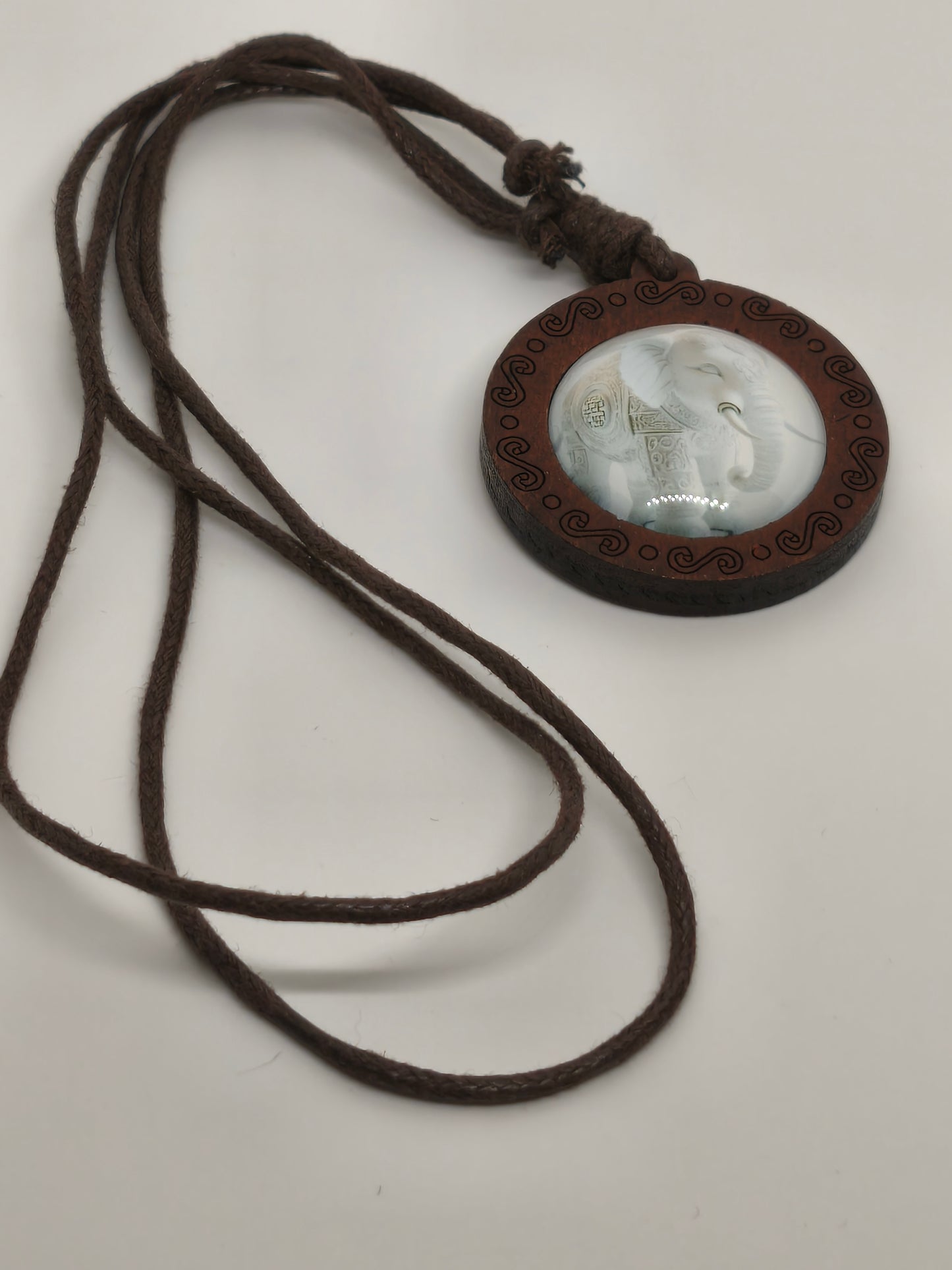 Collier éléphant en bois