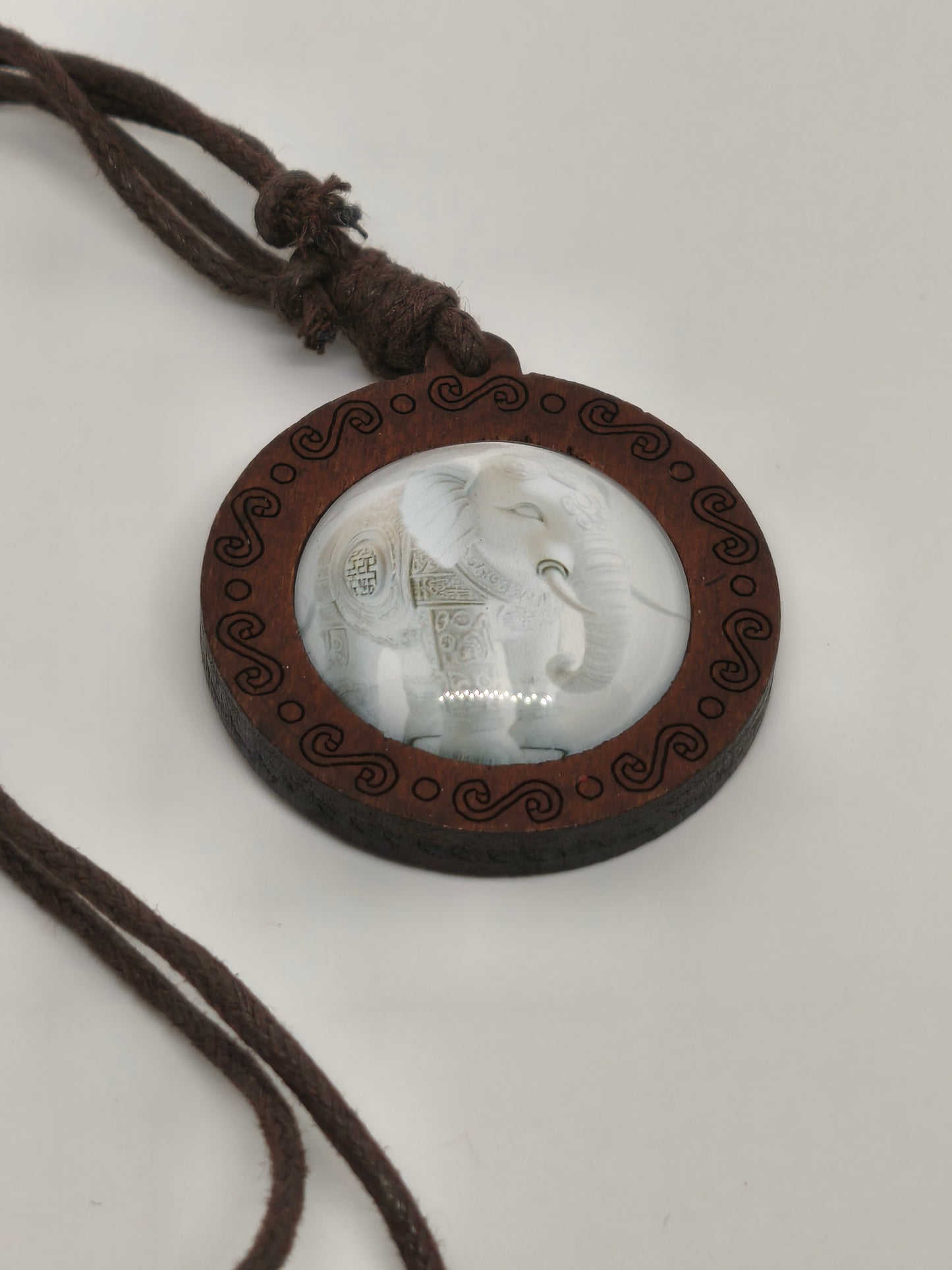 Collier éléphant en bois
