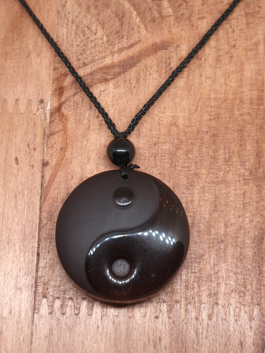 Collier yin yang en obsidienne glacée