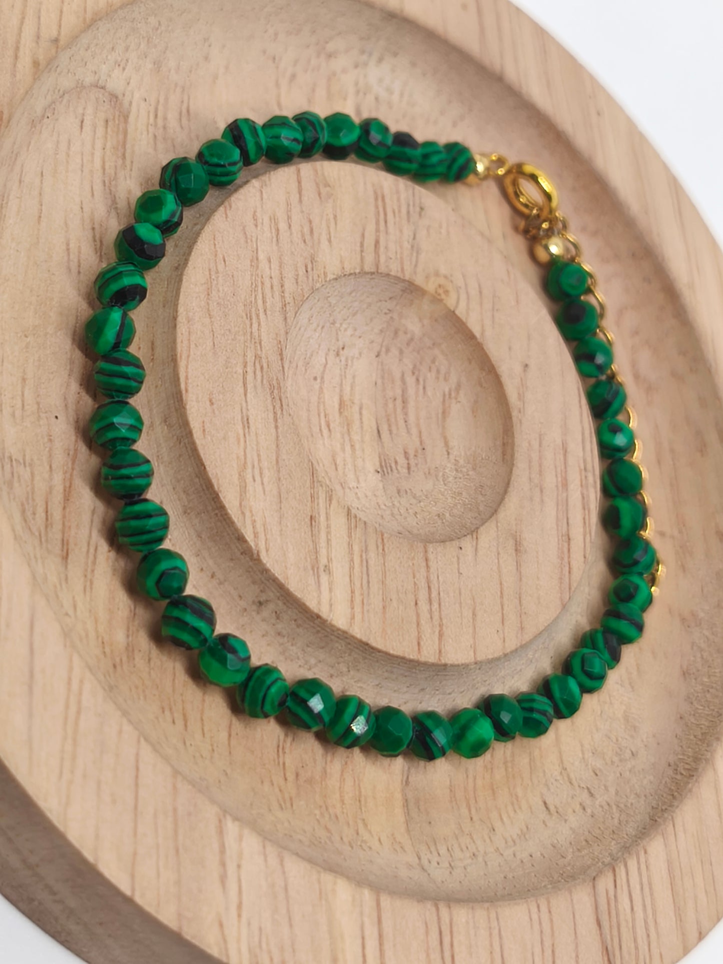 Bracelet en perles facettes de malachite résinée 2mm