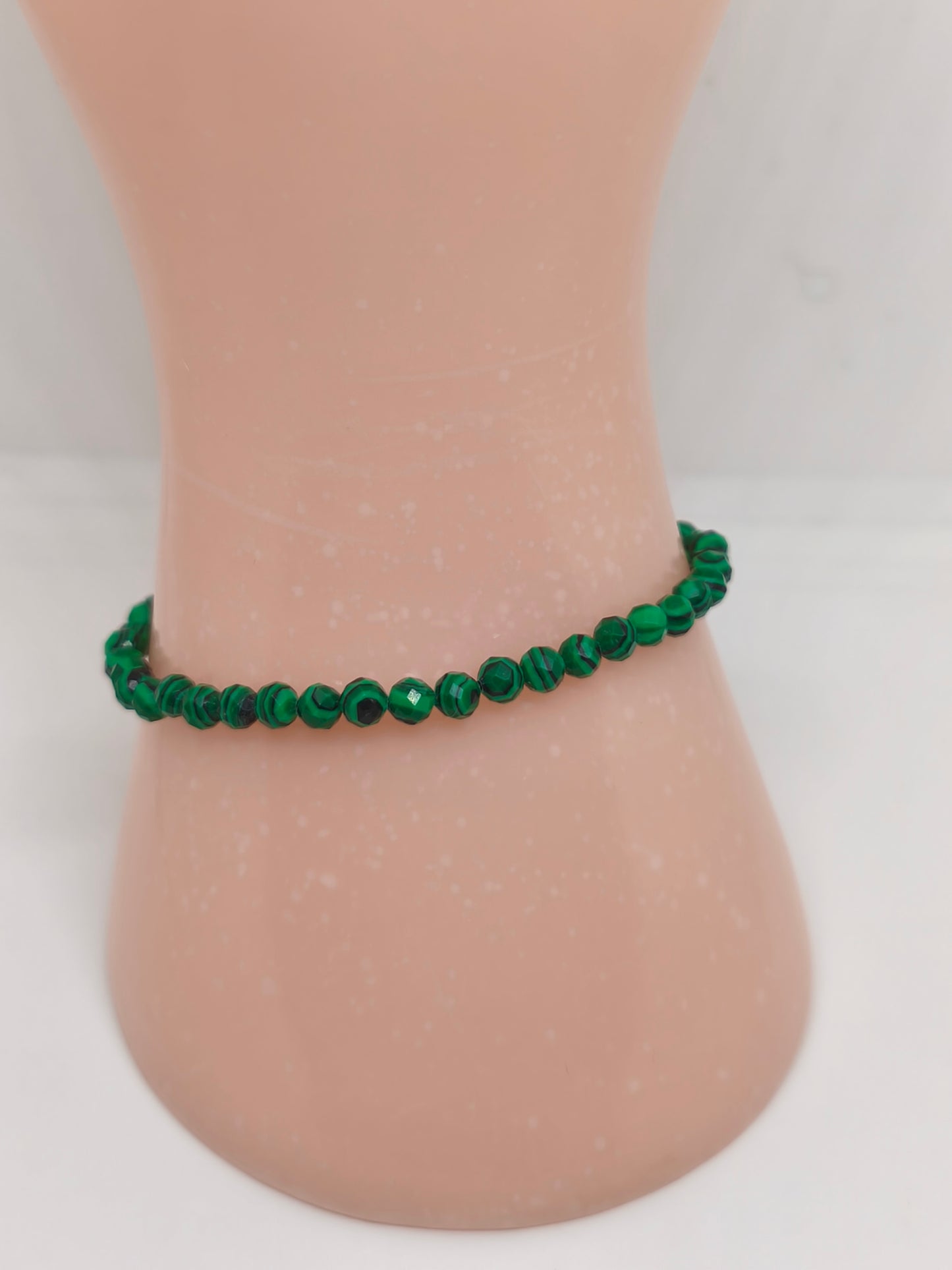 Bracelet en perles facettes de malachite résinée 2mm