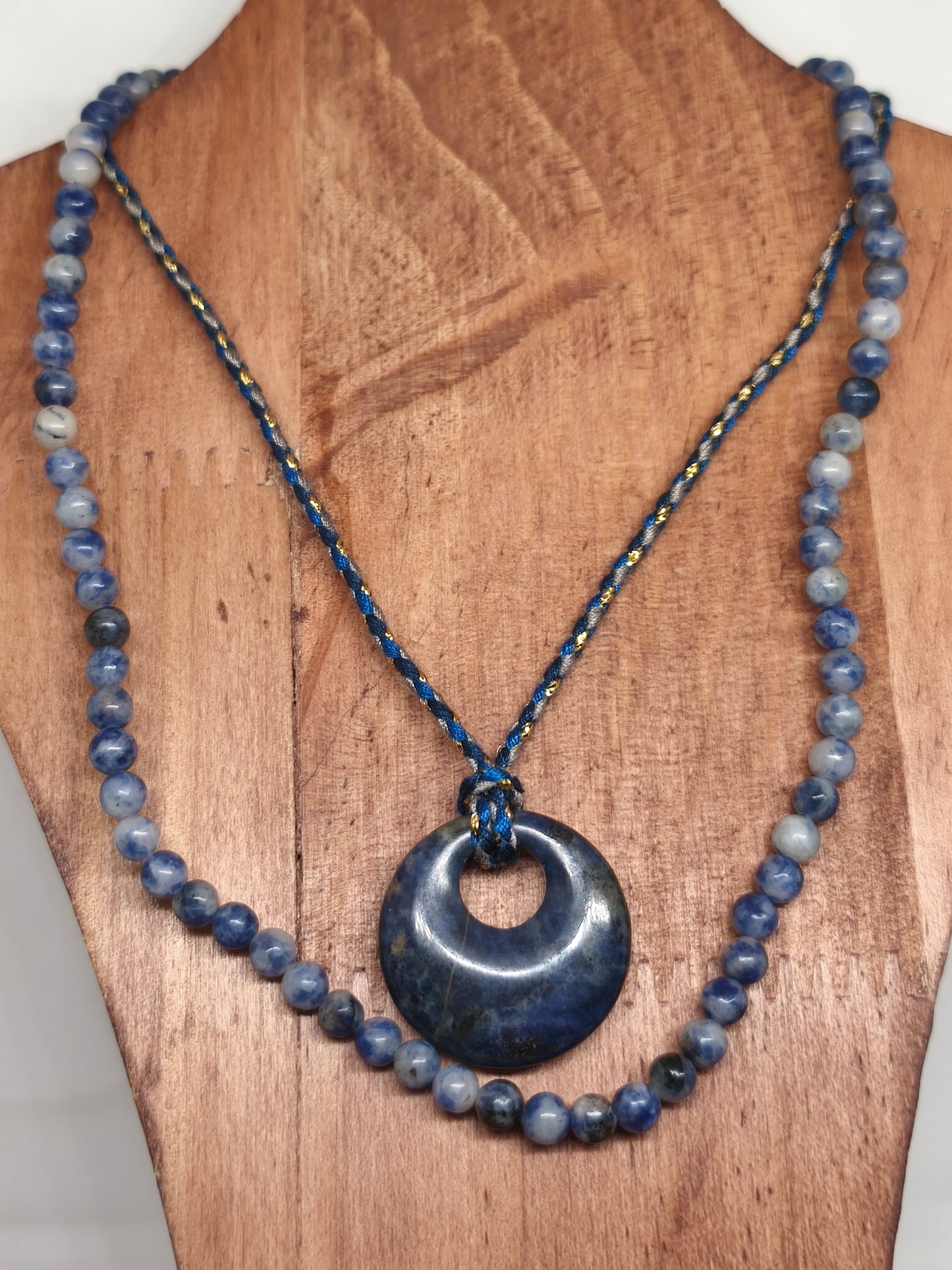 Deux colliers en sodalite