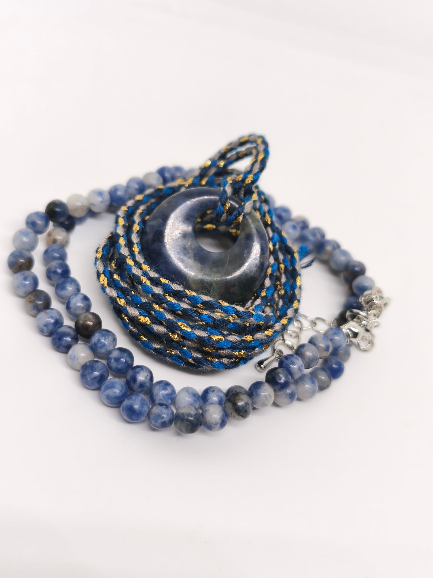 Deux colliers en sodalite