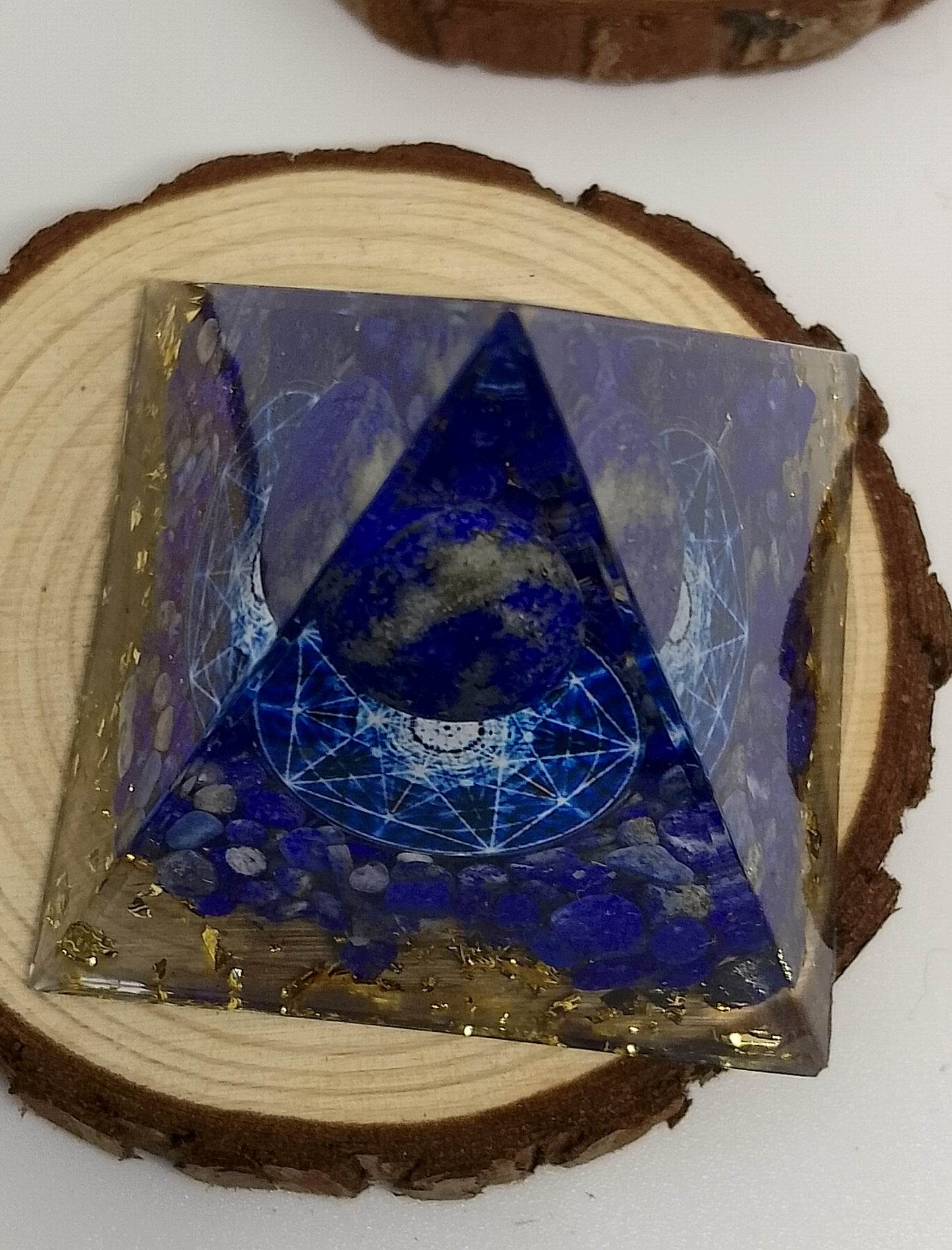 pyramide orgonite lapis lazuli